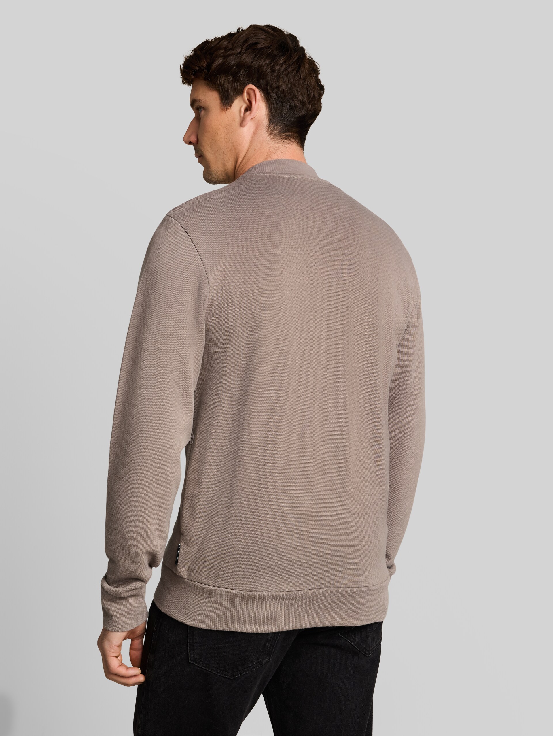 Sweat à capuche avec col bomber - Driftwood Taupe - Découpe Vue arrière du modèle
