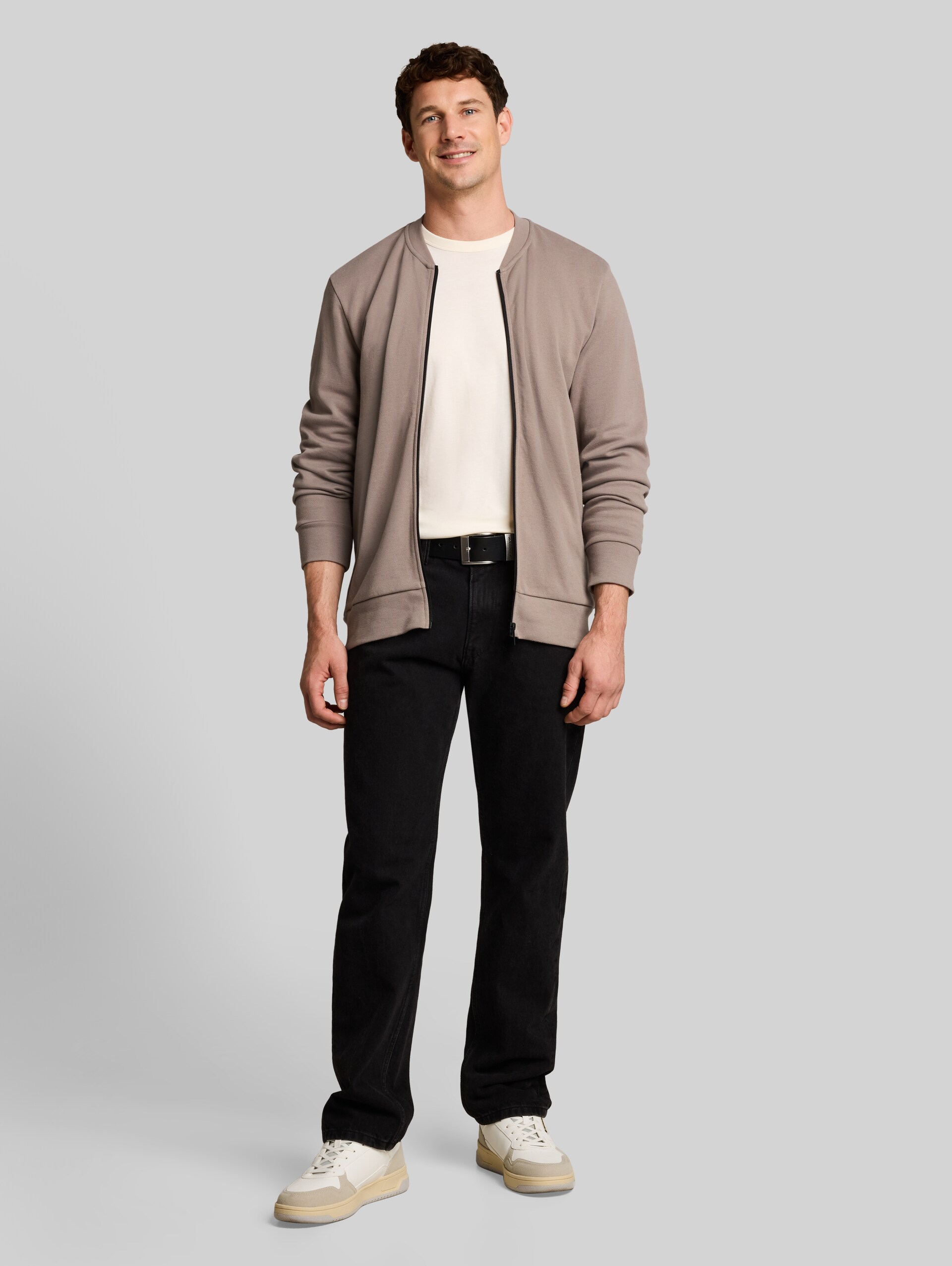 Sweat à capuche avec col bomber - Driftwood Taupe - Vue de face du modèle