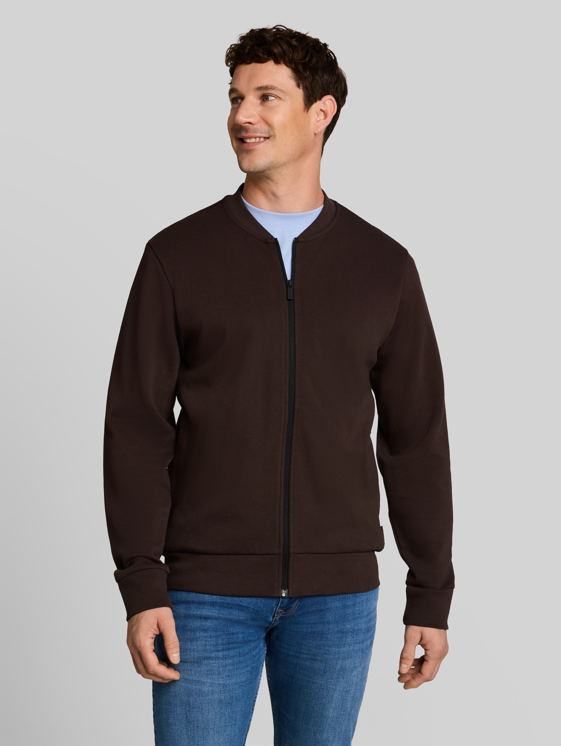 Sweat à capuche avec col bomber - Dark Chocolate Brown - Découpe Vue de face du modèle