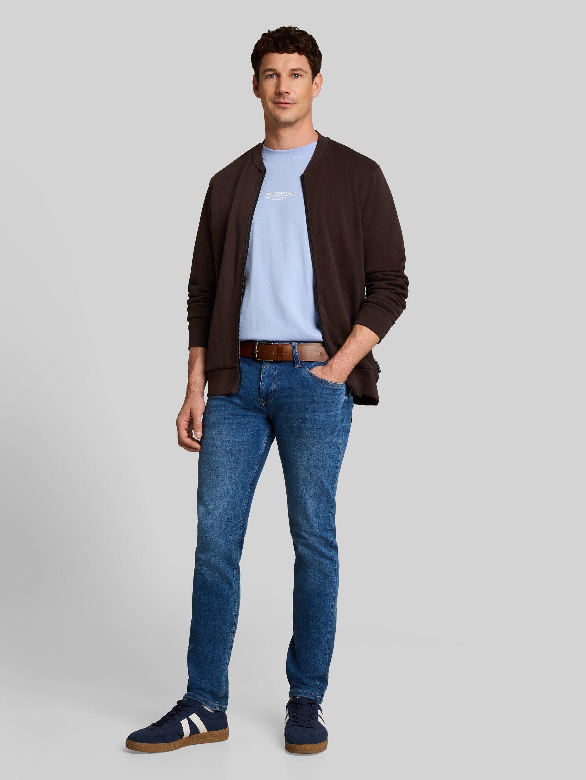 Sweat à capuche avec col bomber - Dark Chocolate Brown - Vue de face du modèle