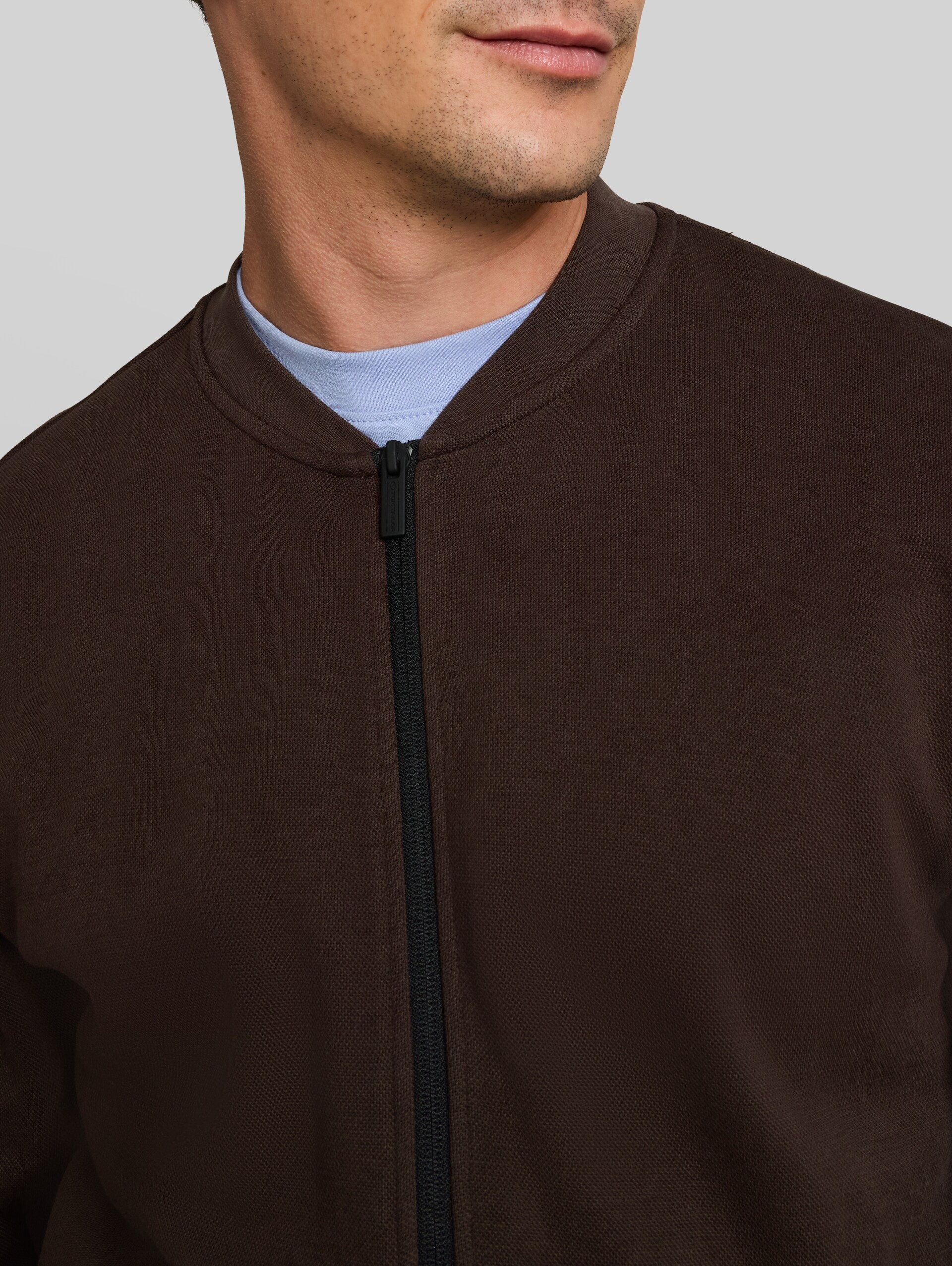 Sweat à capuche avec col bomber - Dark Chocolate Brown - Vue détaillée du modèle
