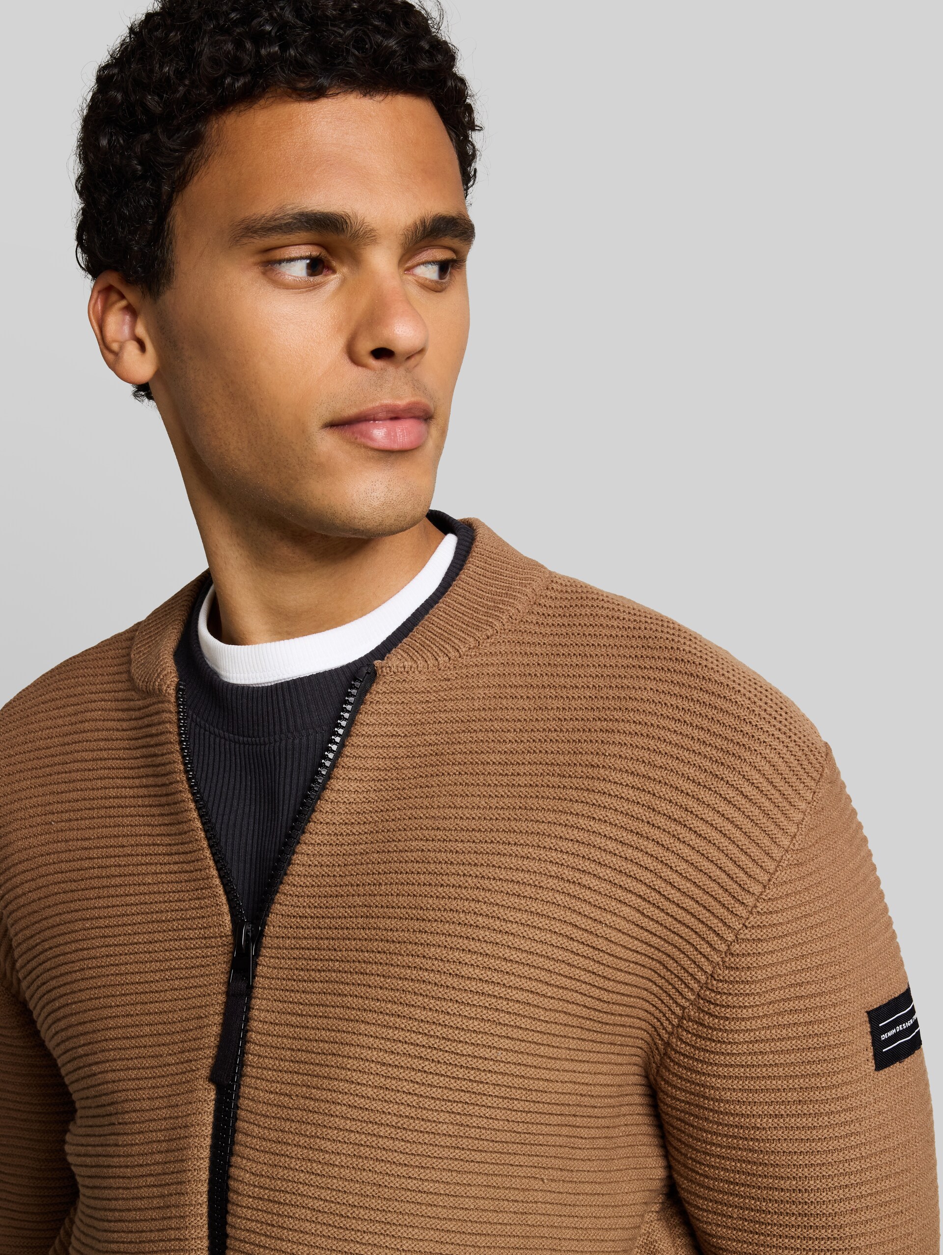 Strickjacke mit Bomberkragen - malt brown - Detail-Model-Ansicht