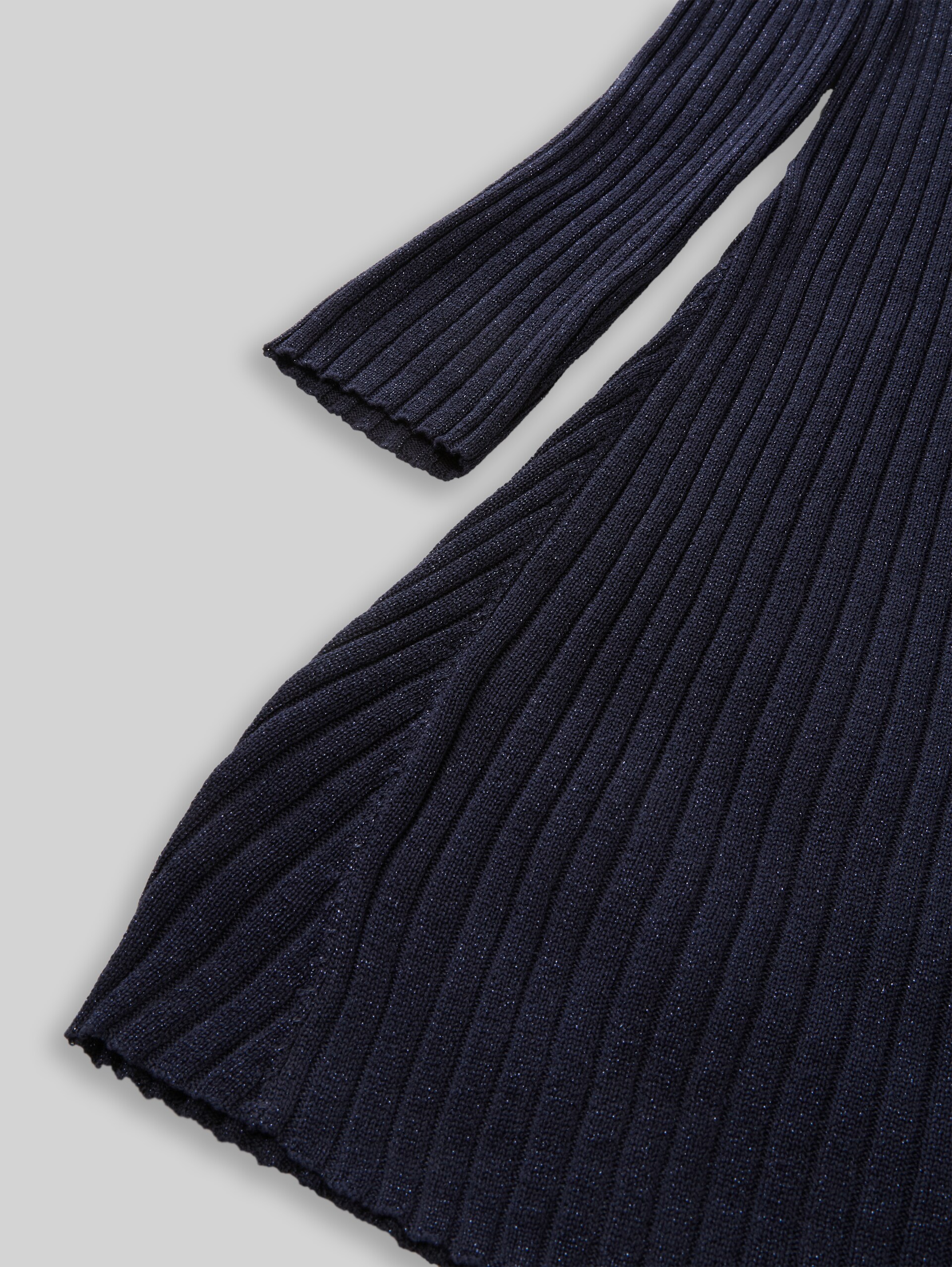 Strickkleid mit Glitzer-Effekt - Parisien Night Blue - Detail-Model-Ansicht