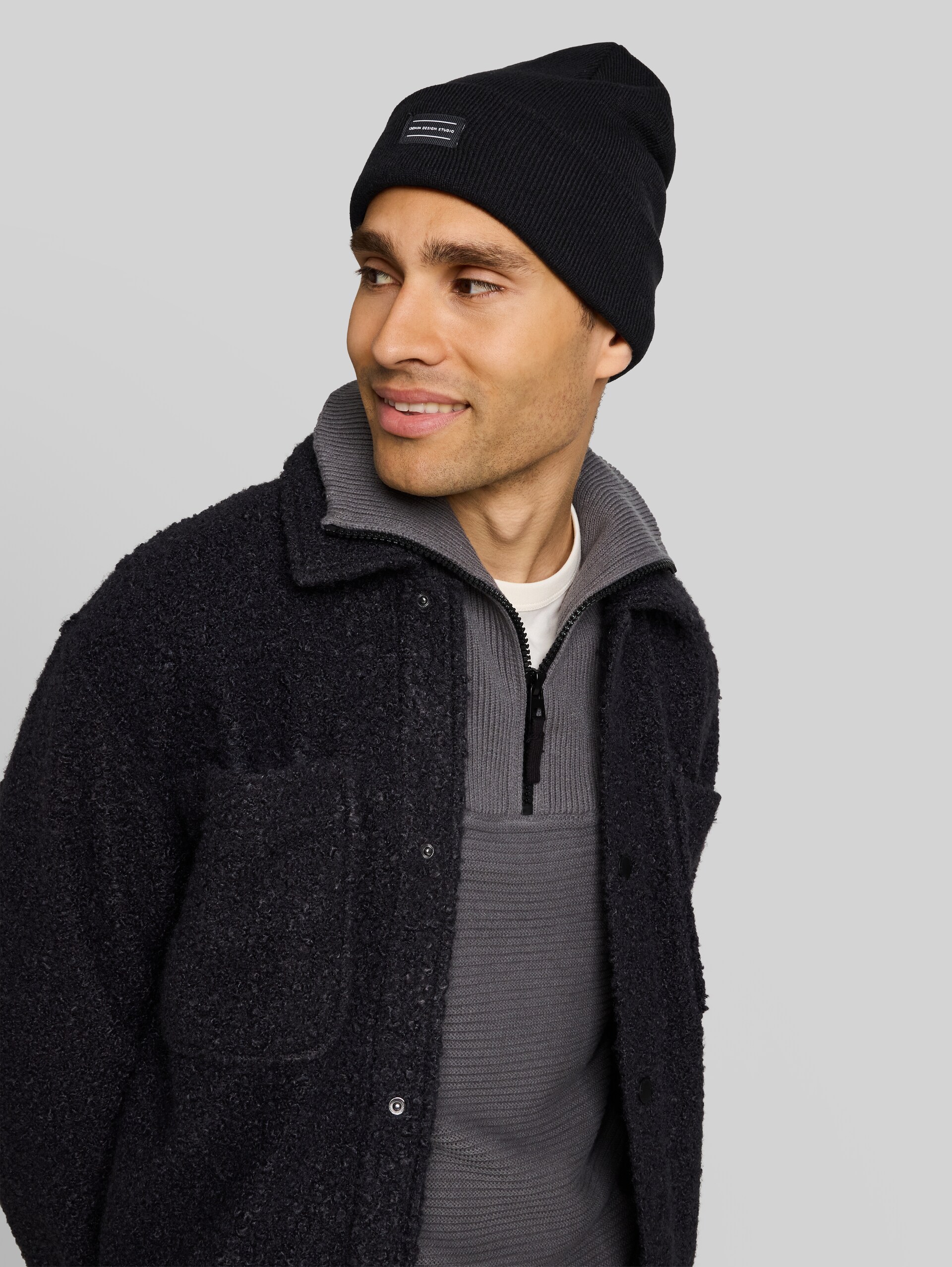 Beanie Mütze mit Logo-Badge - Black - Ausschnitt Model-Vorderansicht