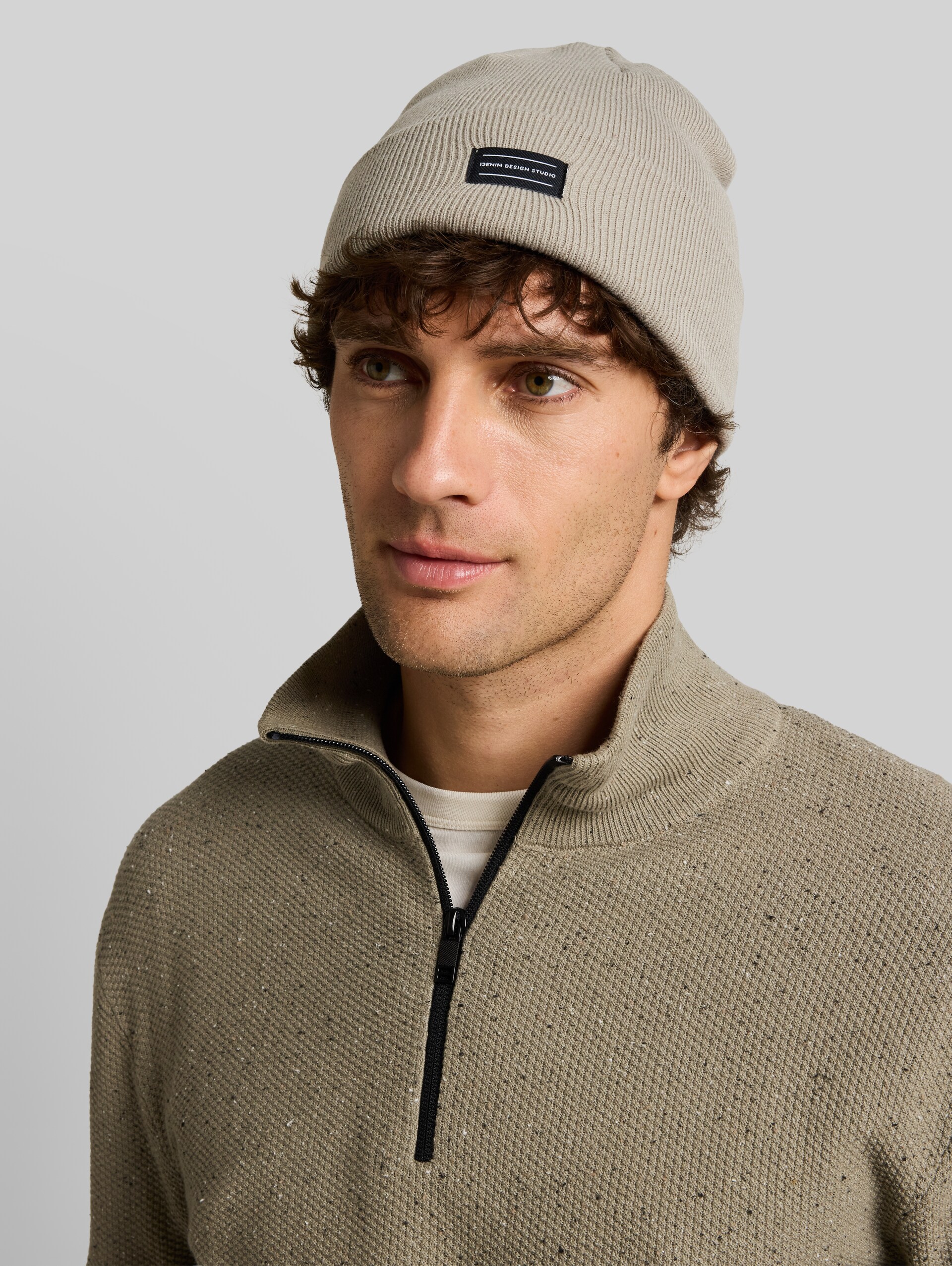 Beanie Mütze mit Logo-Badge - dark sage green - Ausschnitt Model-Vorderansicht