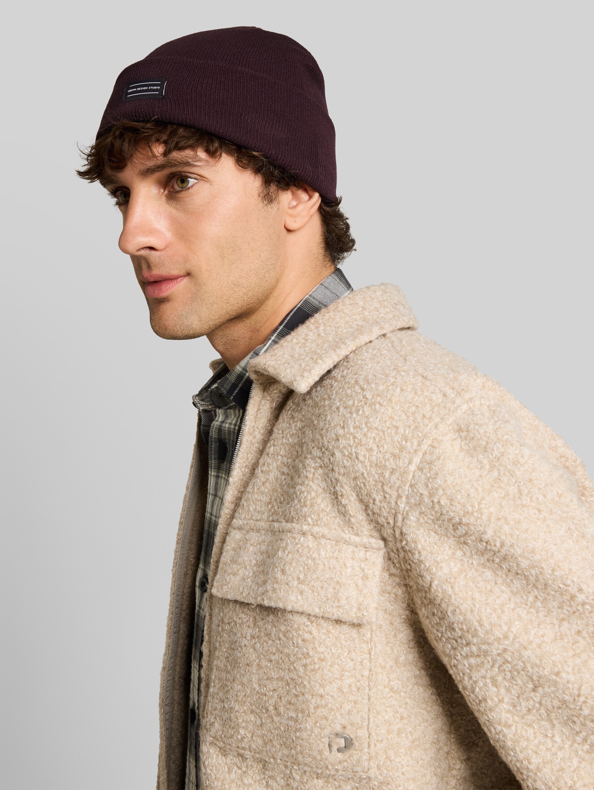 Beanie Mütze mit Logo-Badge - dark plum - Ausschnitt Model-Vorderansicht