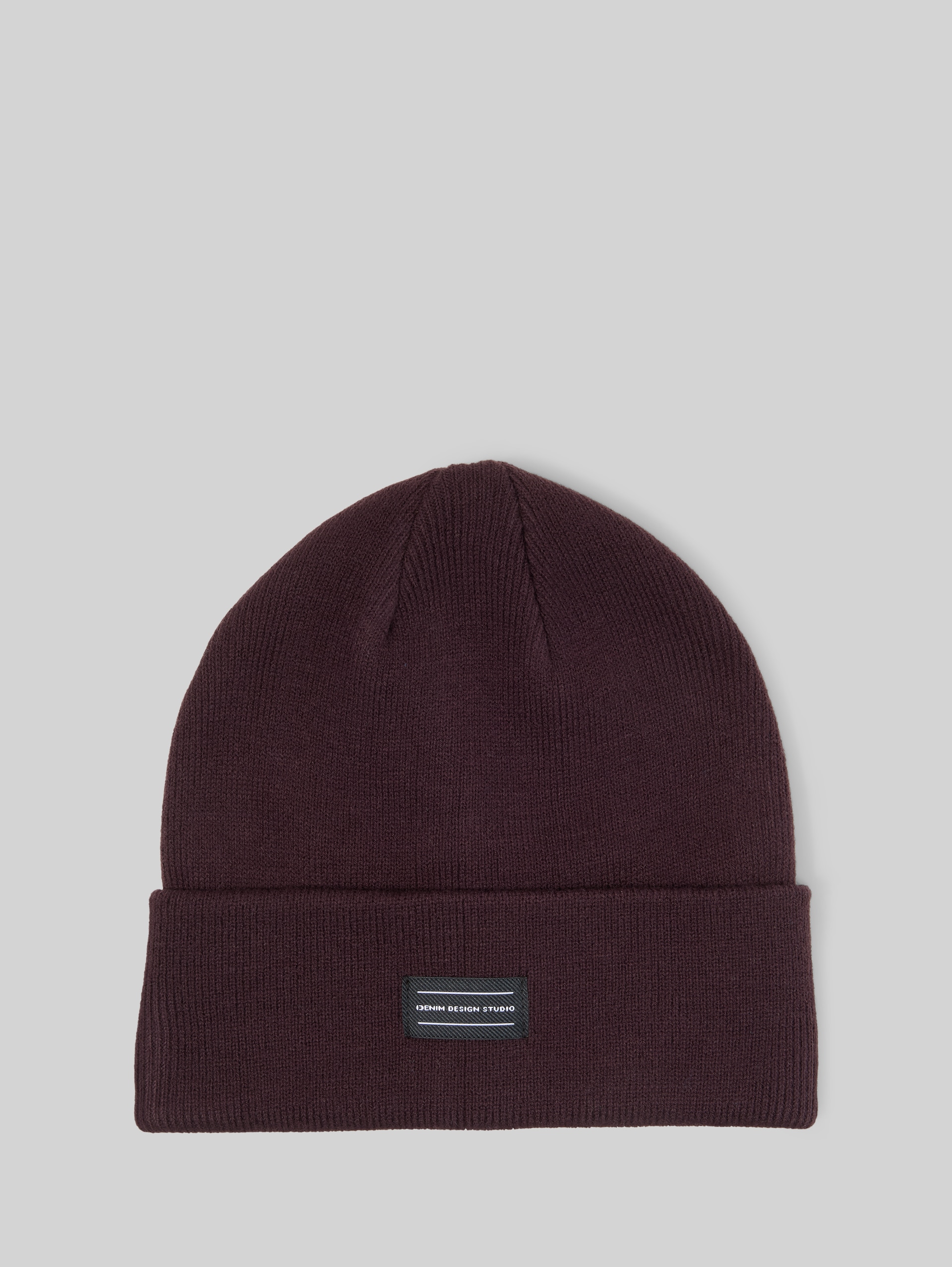 Beanie Mütze mit Logo-Badge - dark plum - Vorder-Produkt-Ansicht