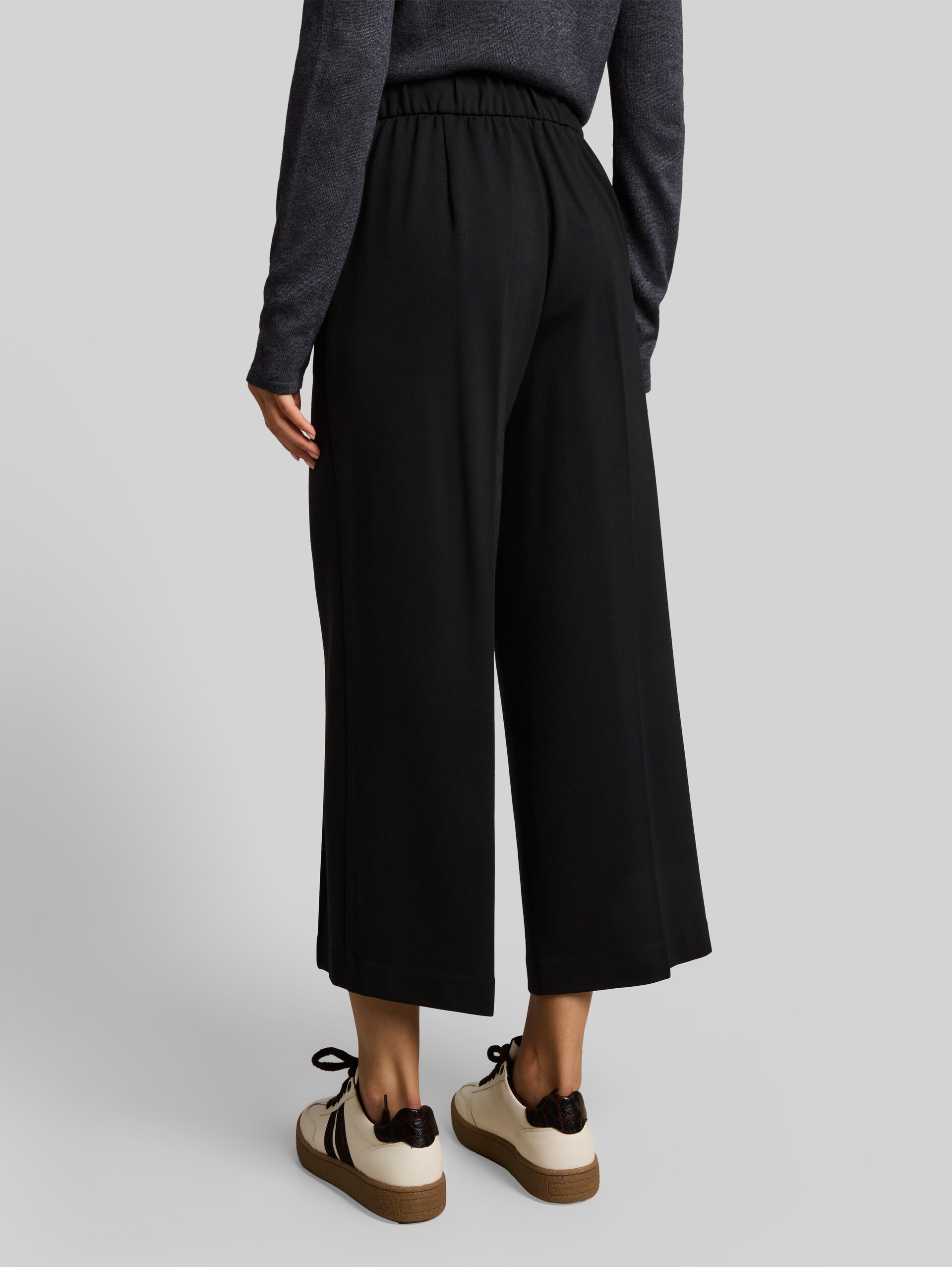 Culotte Hose mit elastischem Bund - deep black - Auschnitt Model-Rückansicht