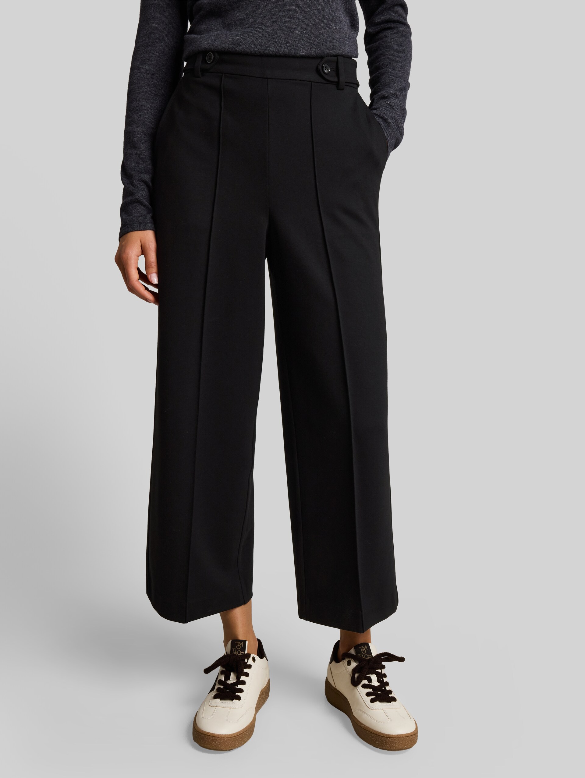 Culotte Hose mit elastischem Bund - deep black - Ausschnitt Model-Vorderansicht