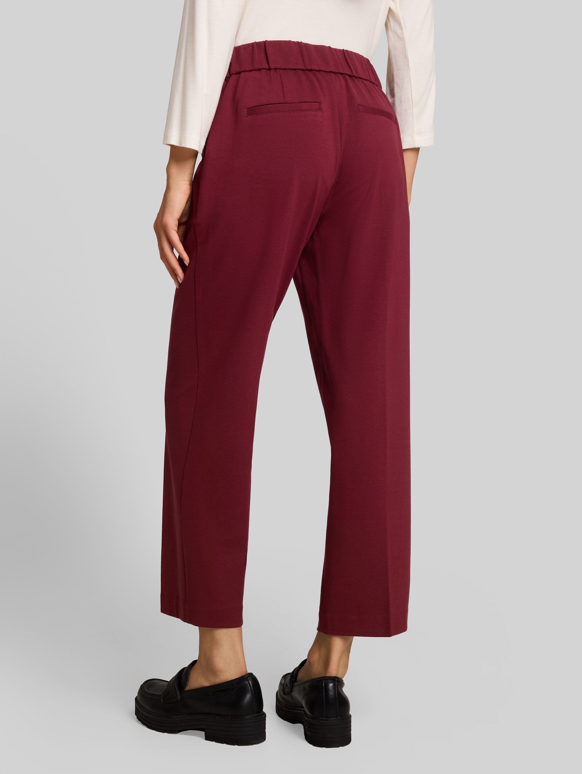 Cropped rechte broek met riem - Preppy Plum - Neklijn model-achteraanzicht