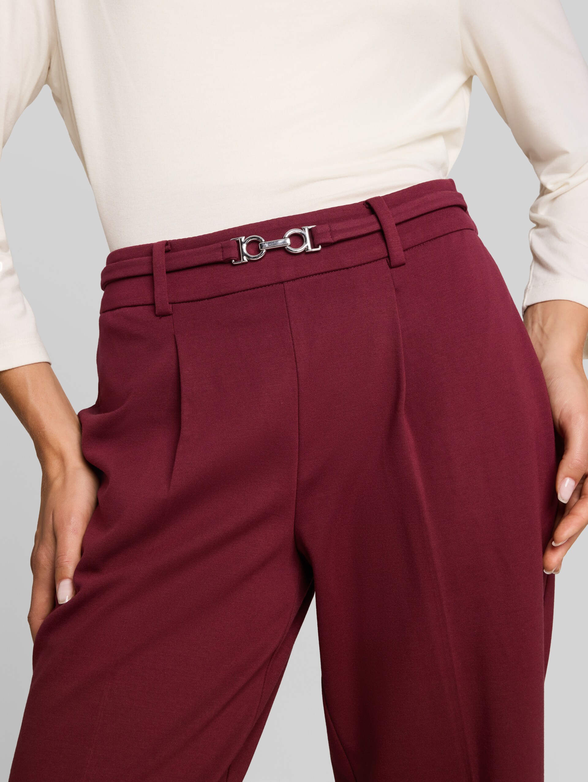 Cropped rechte broek met riem - Preppy Plum - Detailaanzicht model