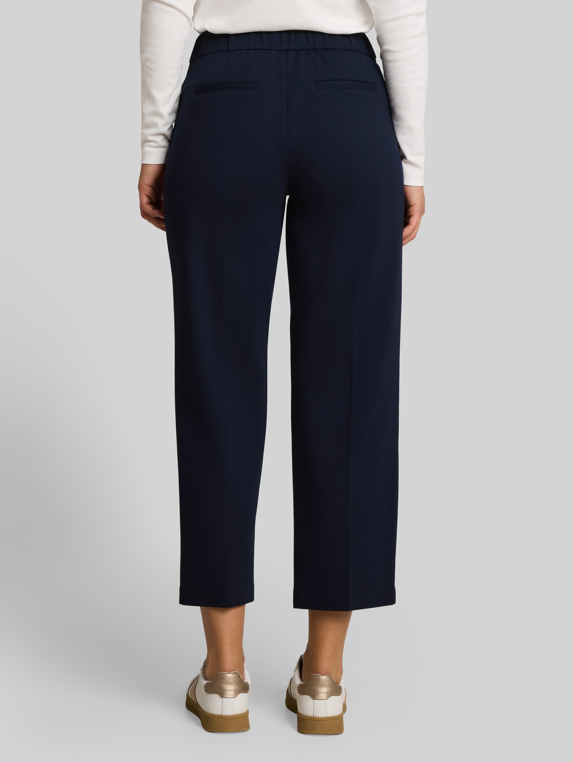 Cropped rechte broek met riem - sky captain blue - Neklijn model-achteraanzicht