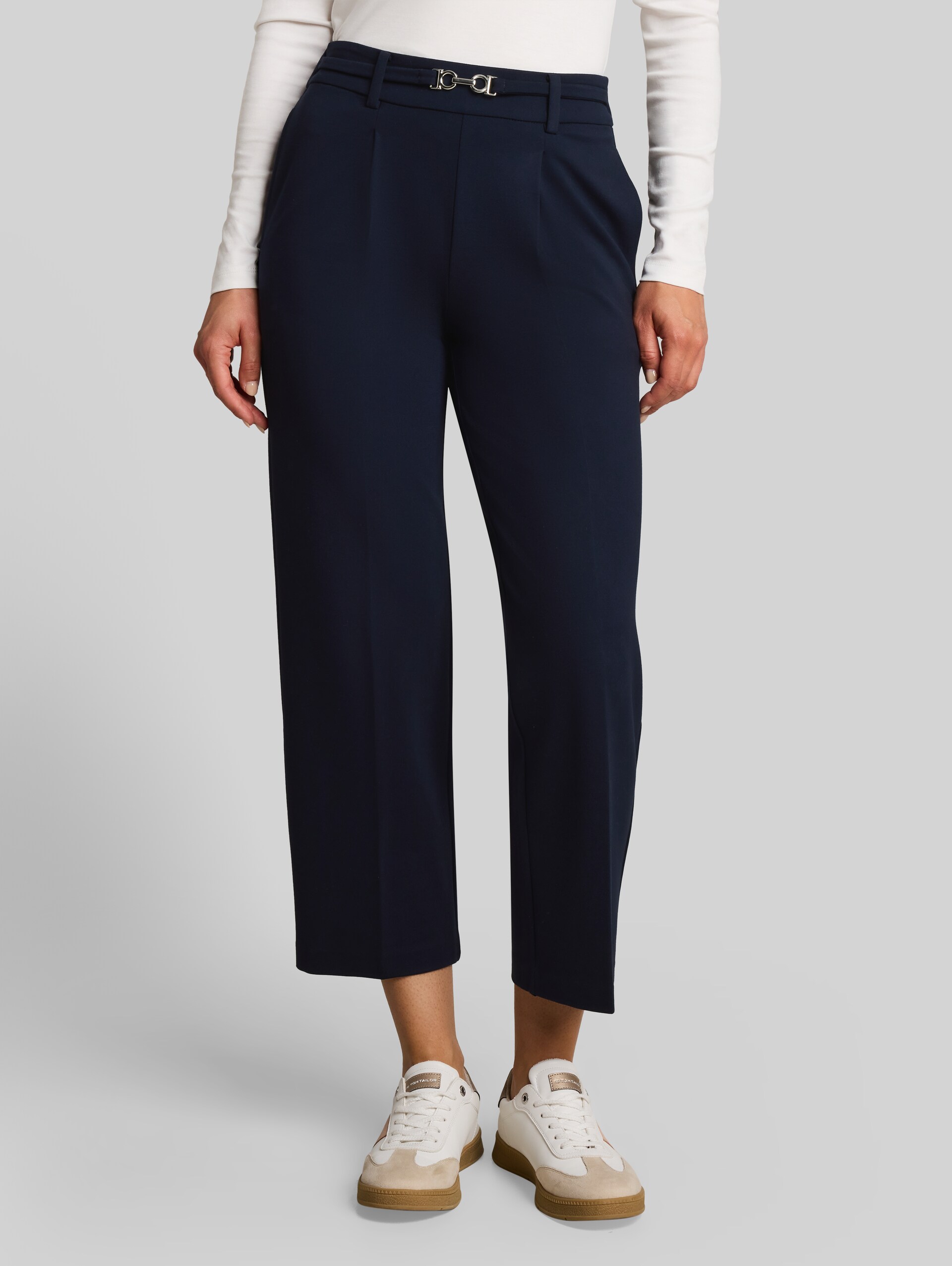 Cropped rechte broek met riem - sky captain blue - Nek model vooraanzicht