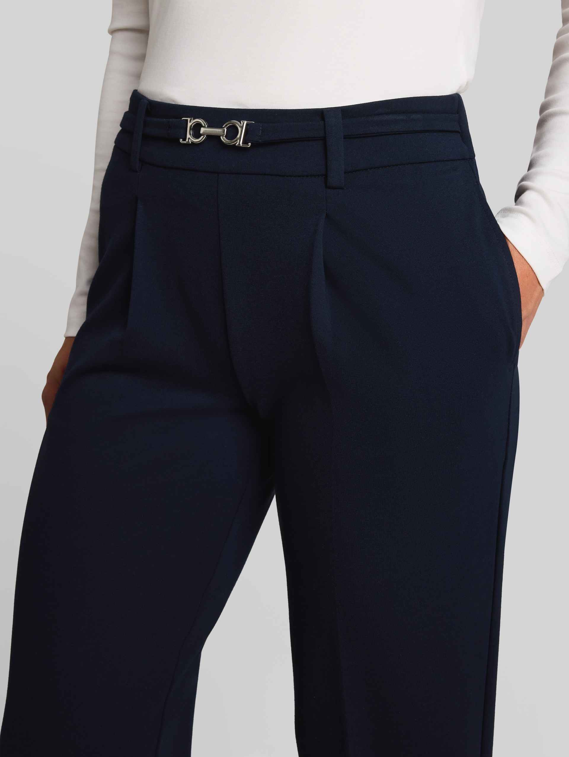 Cropped rechte broek met riem - sky captain blue - Detailaanzicht model