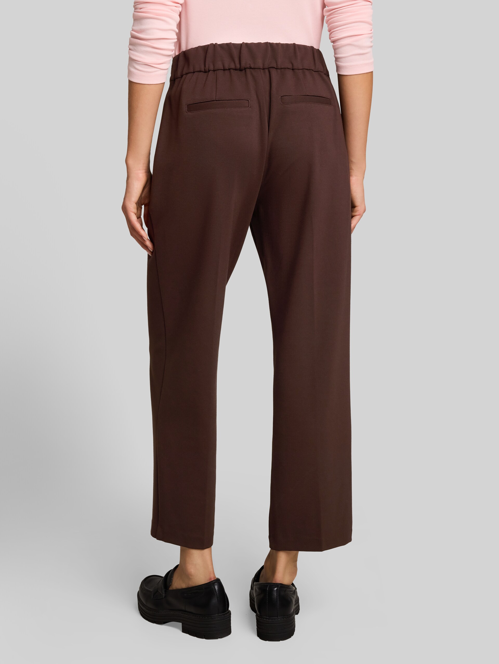 Cropped rechte broek met riem - java dark brown - Neklijn model-achteraanzicht