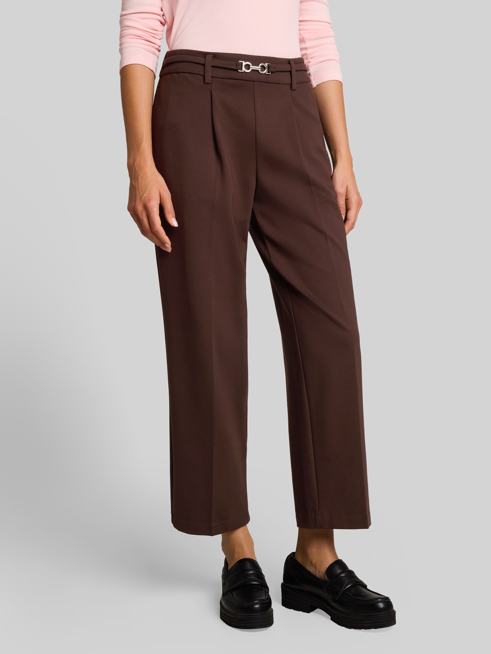 Cropped rechte broek met riem - java dark brown - Nek model vooraanzicht