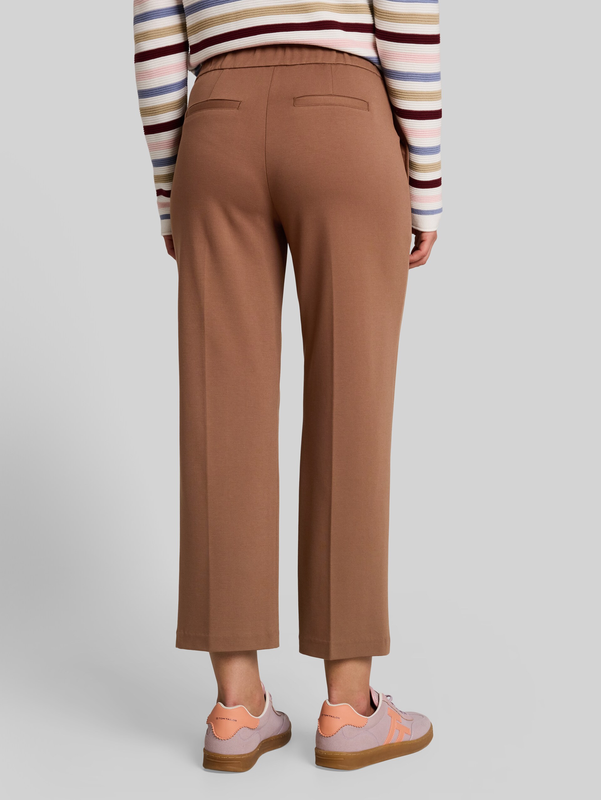 Cropped rechte broek met riem - camel - Neklijn model-achteraanzicht