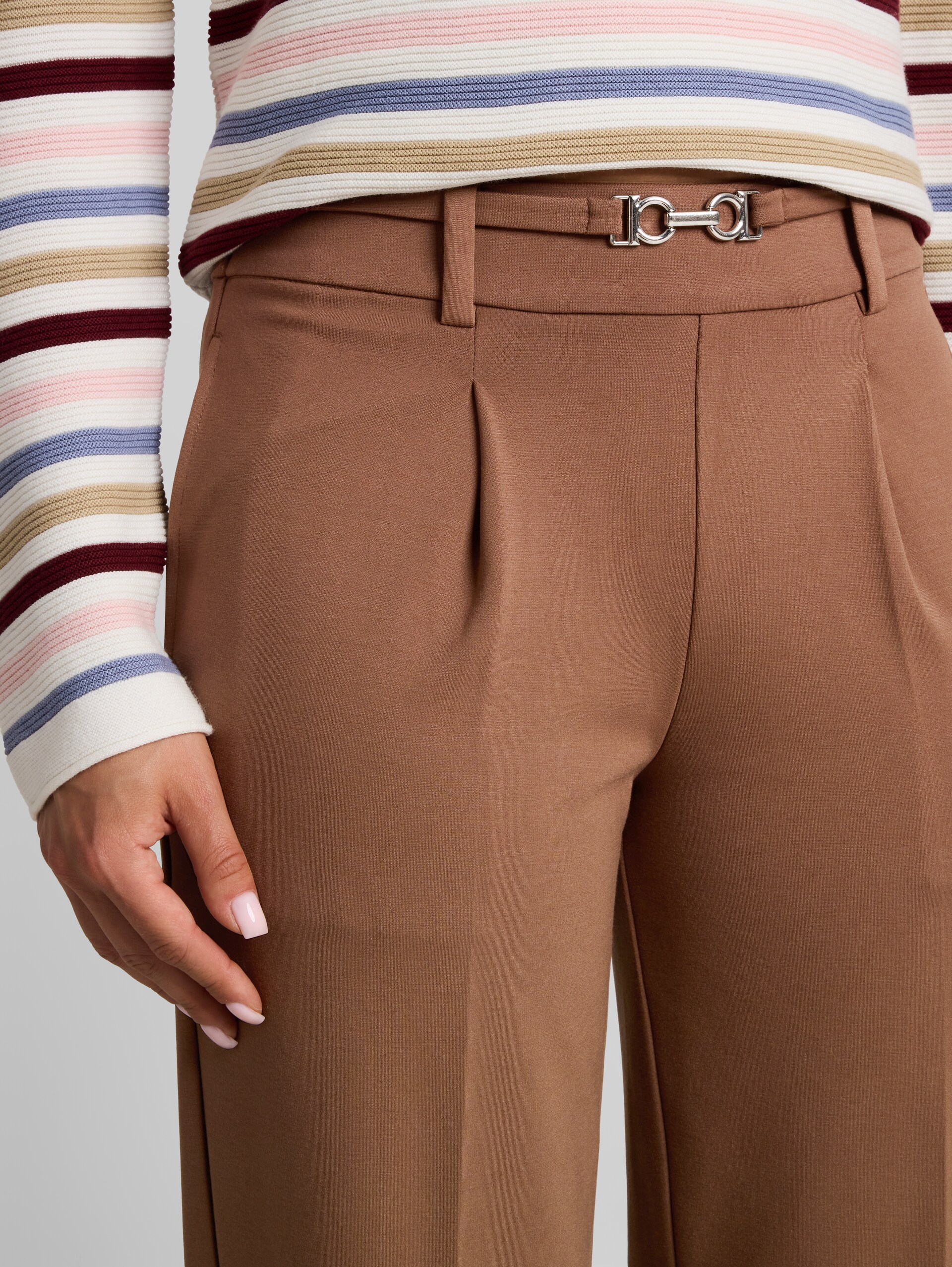 Cropped rechte broek met riem - camel - Detailaanzicht model
