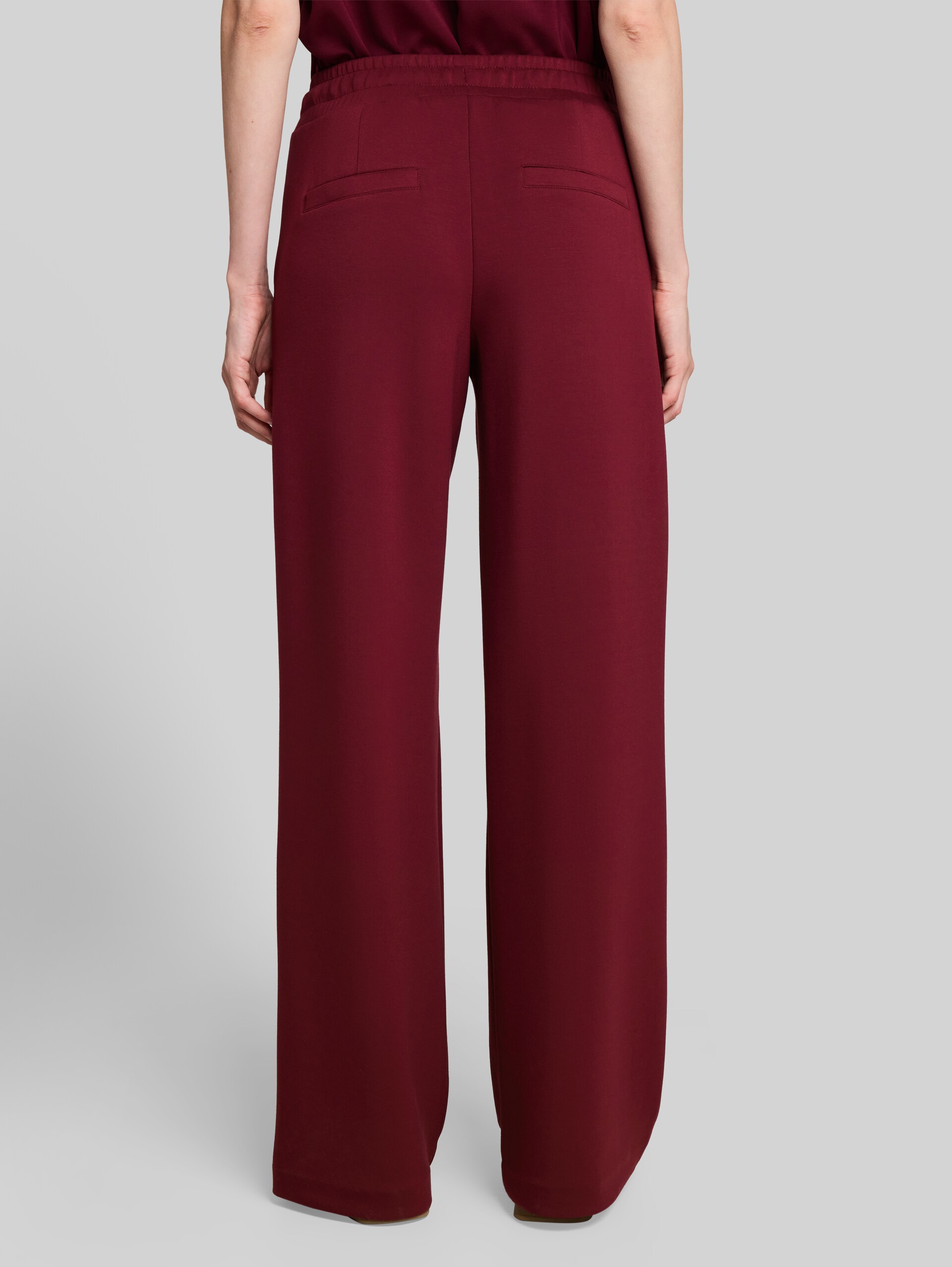 Pantalon en scuba à jambes larges - Preppy Plum - Découpe Vue arrière du modèle