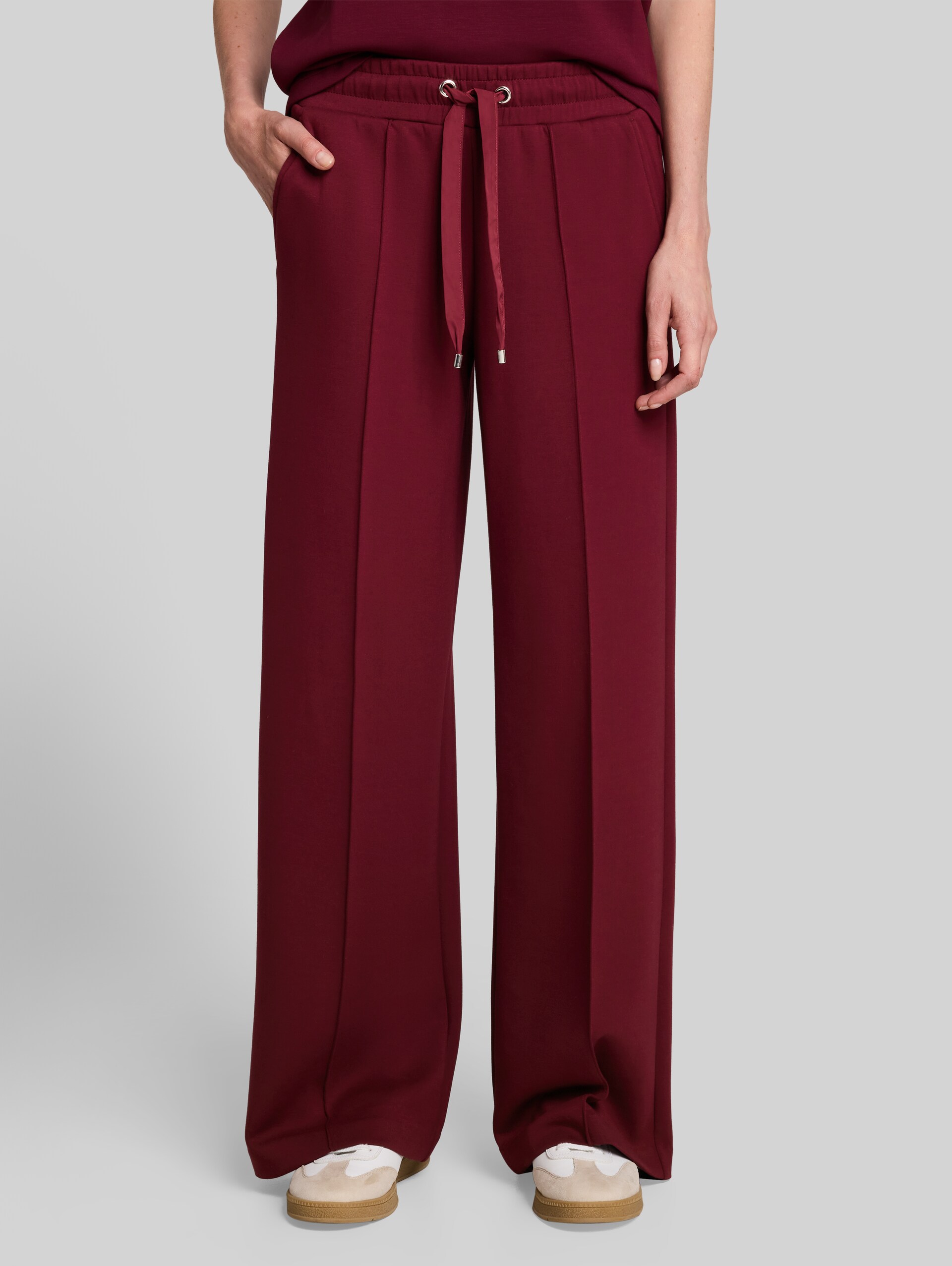 Pantalon en scuba à jambes larges - Preppy Plum - Découpe Vue de face du modèle