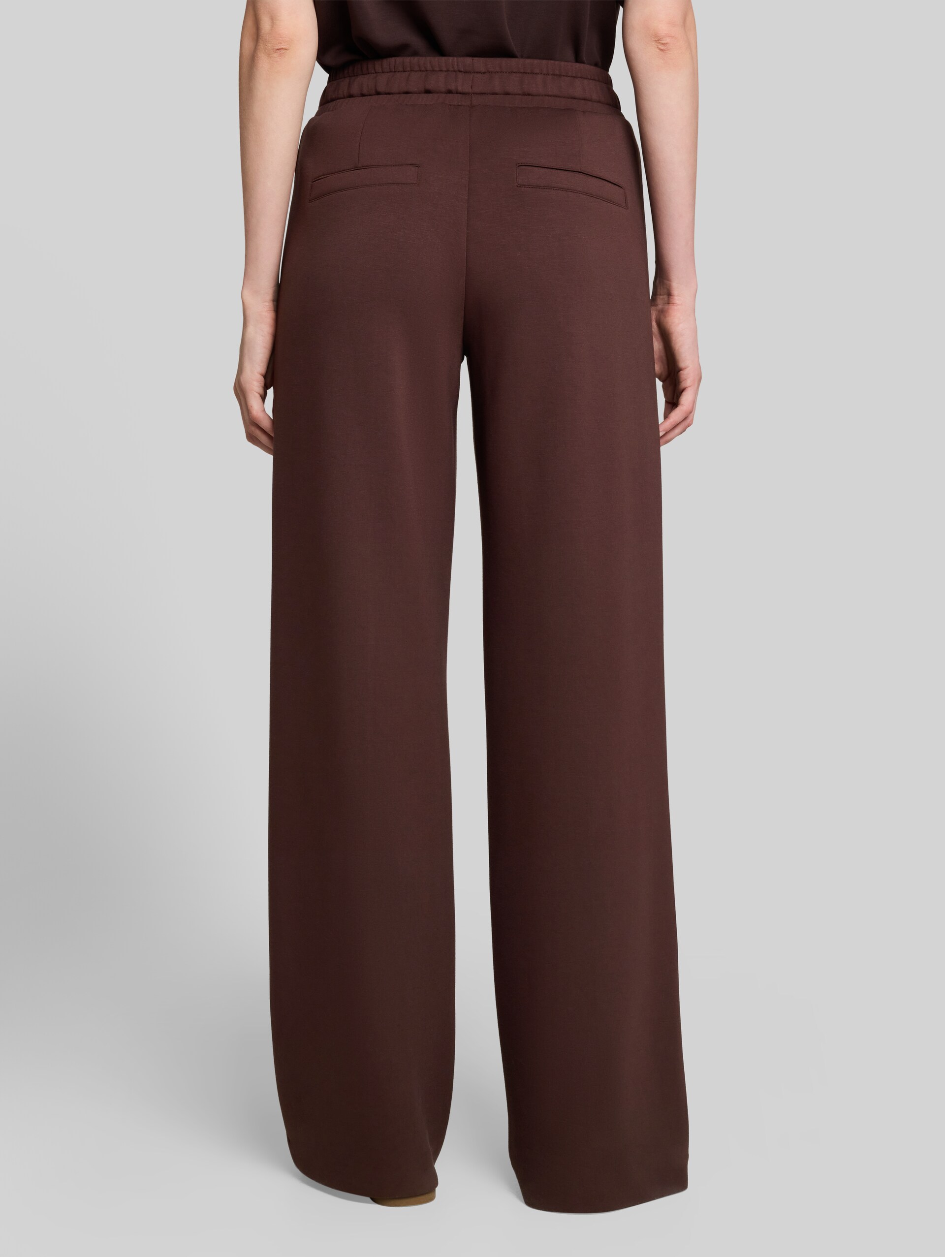 Wide Leg Scuba Hose - java dark brown - Auschnitt Model-Rückansicht