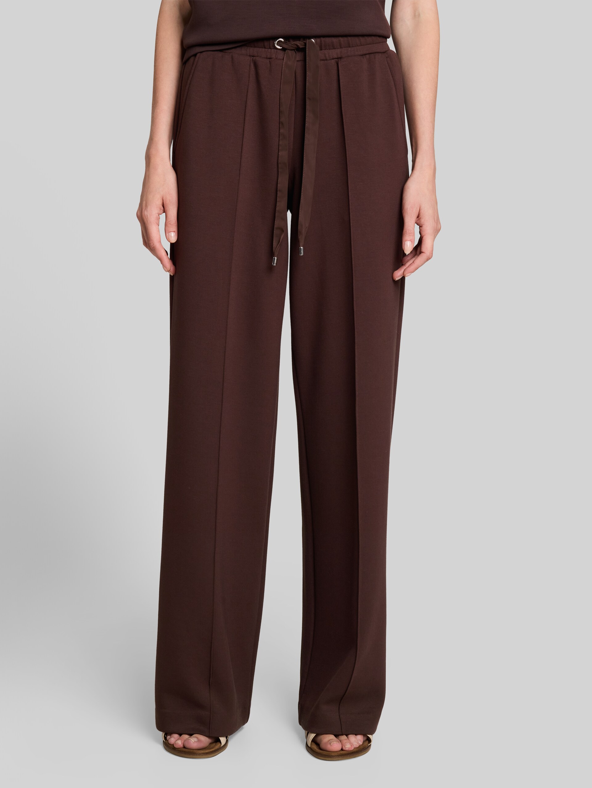 Wide Leg Scuba Hose - java dark brown - Ausschnitt Model-Vorderansicht