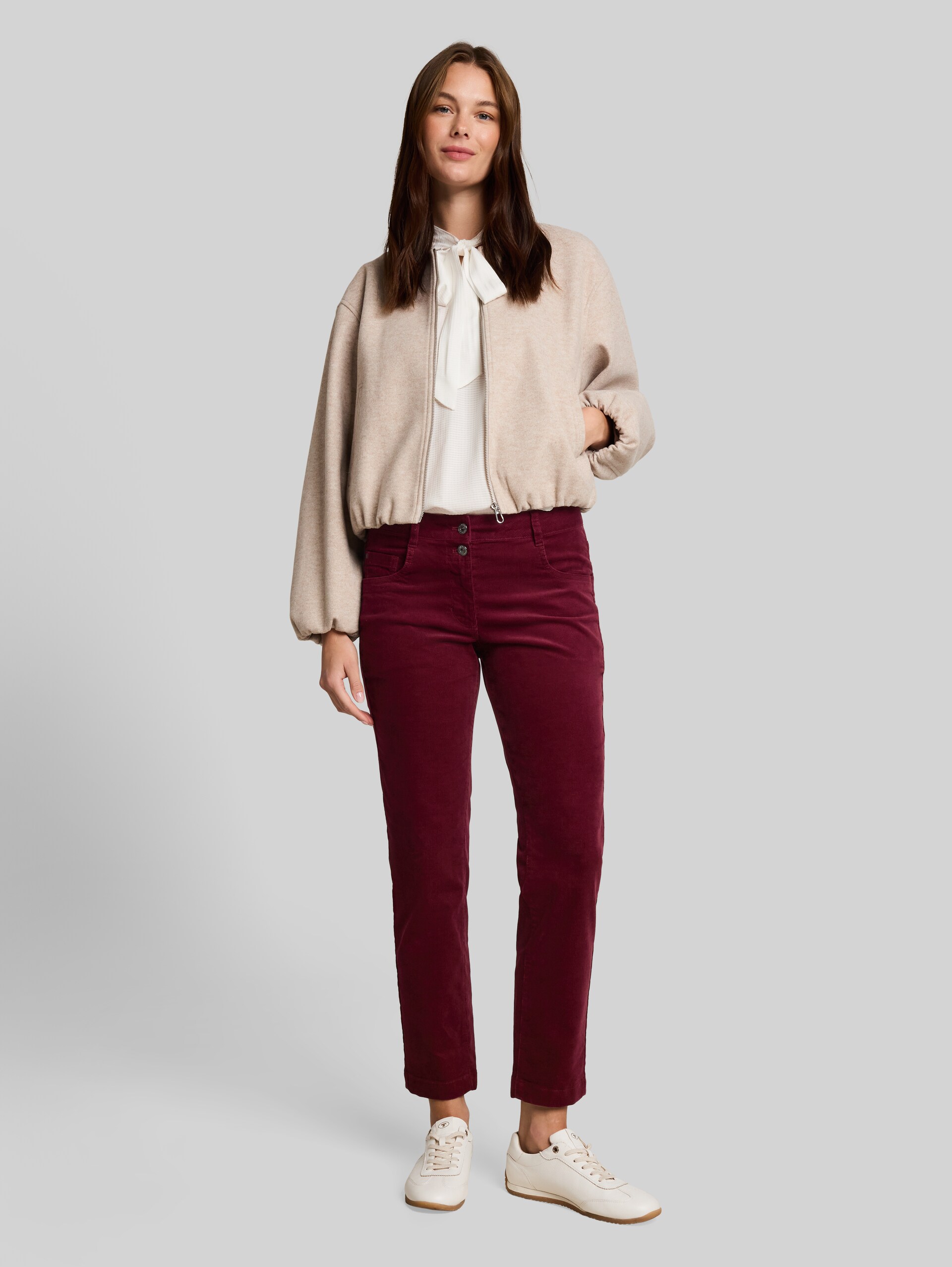 Tapered Relaxed Cordhose - Preppy Plum - Model-Vorderansicht