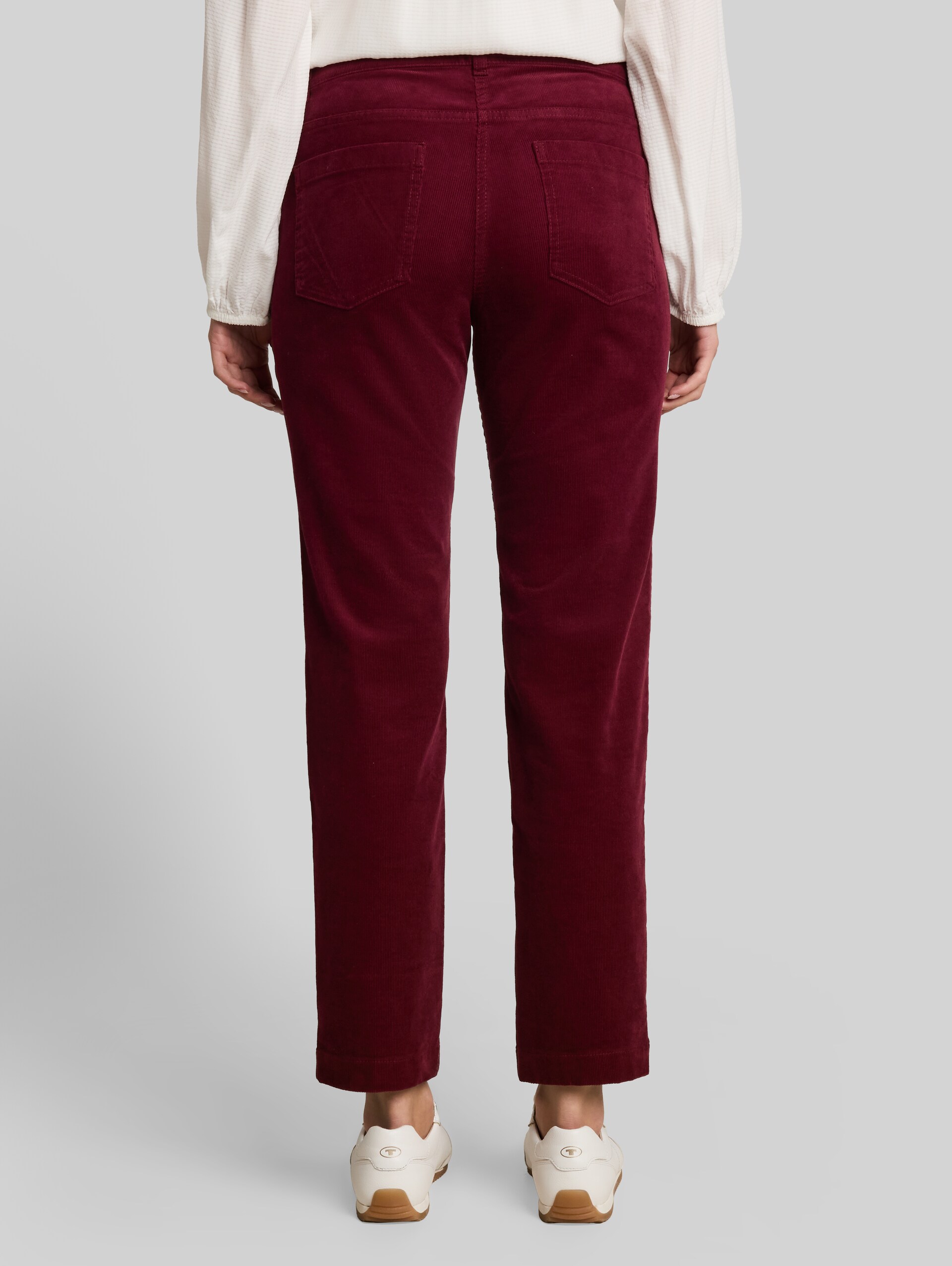 Tapered Relaxed Cordhose - Preppy Plum - Auschnitt Model-Rückansicht