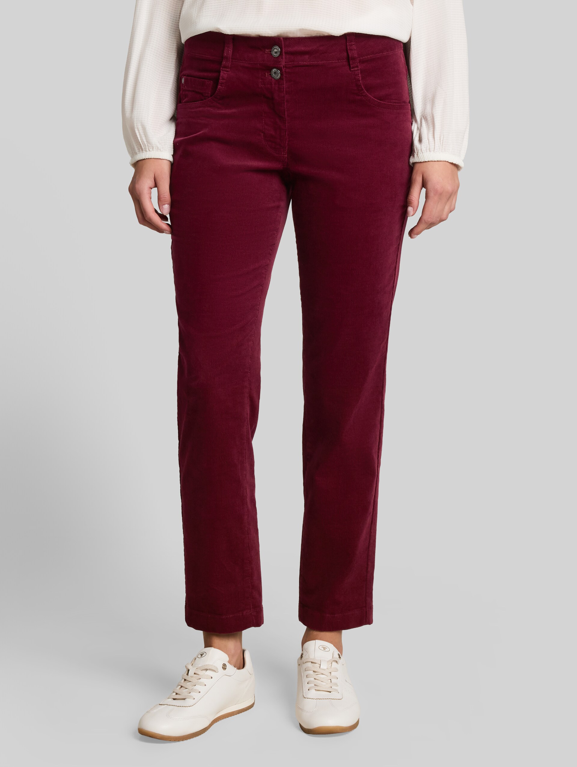 Tapered Relaxed Cordhose - Preppy Plum - Ausschnitt Model-Vorderansicht