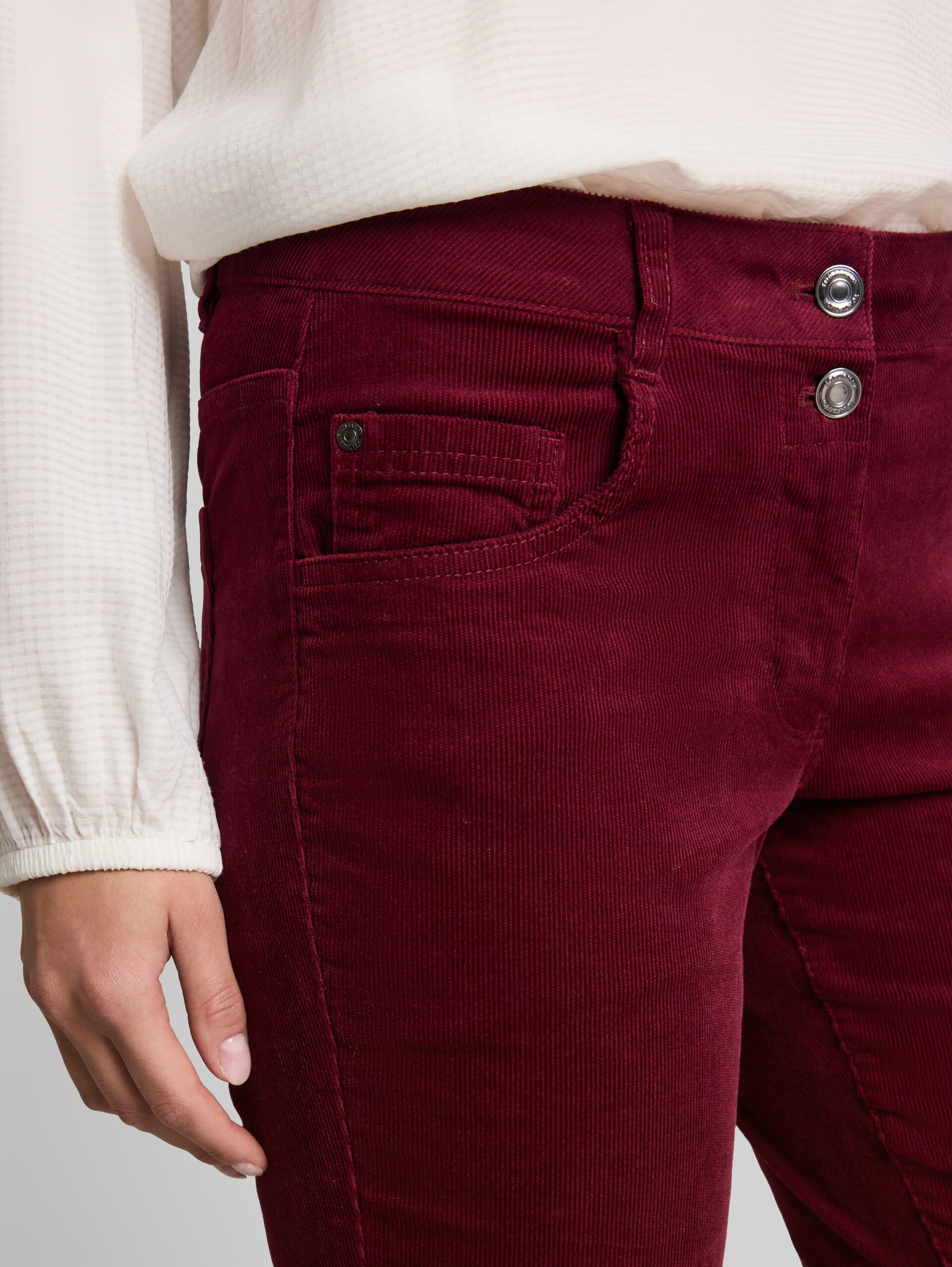 Tapered Relaxed Cordhose - Preppy Plum - Detail-Model-Ansicht