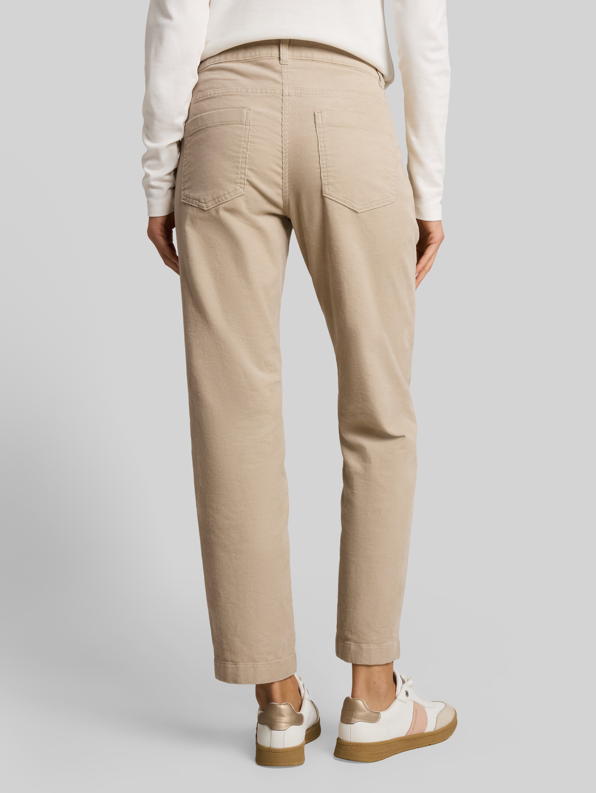 Pantalon en velours côtelé ajusté et décontracté - Gravel Beige - Découpe Vue arrière du modèle