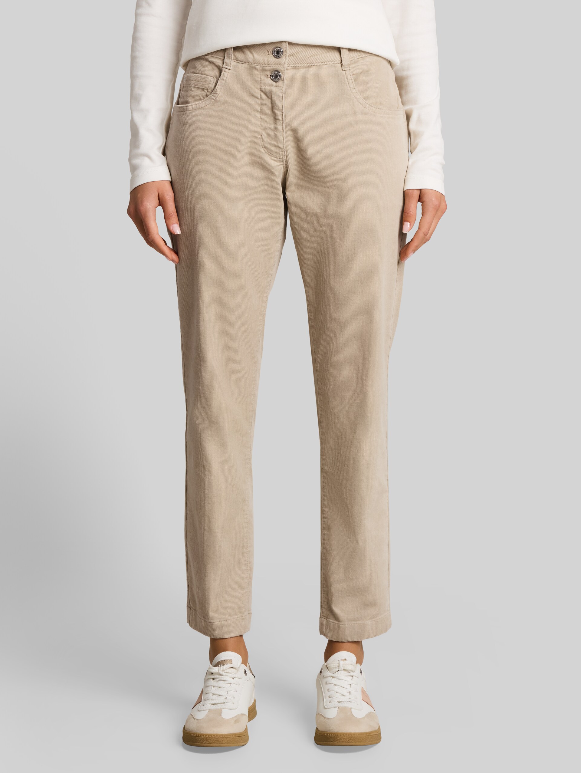 Pantalon en velours côtelé ajusté et décontracté - Gravel Beige - Découpe Vue de face du modèle