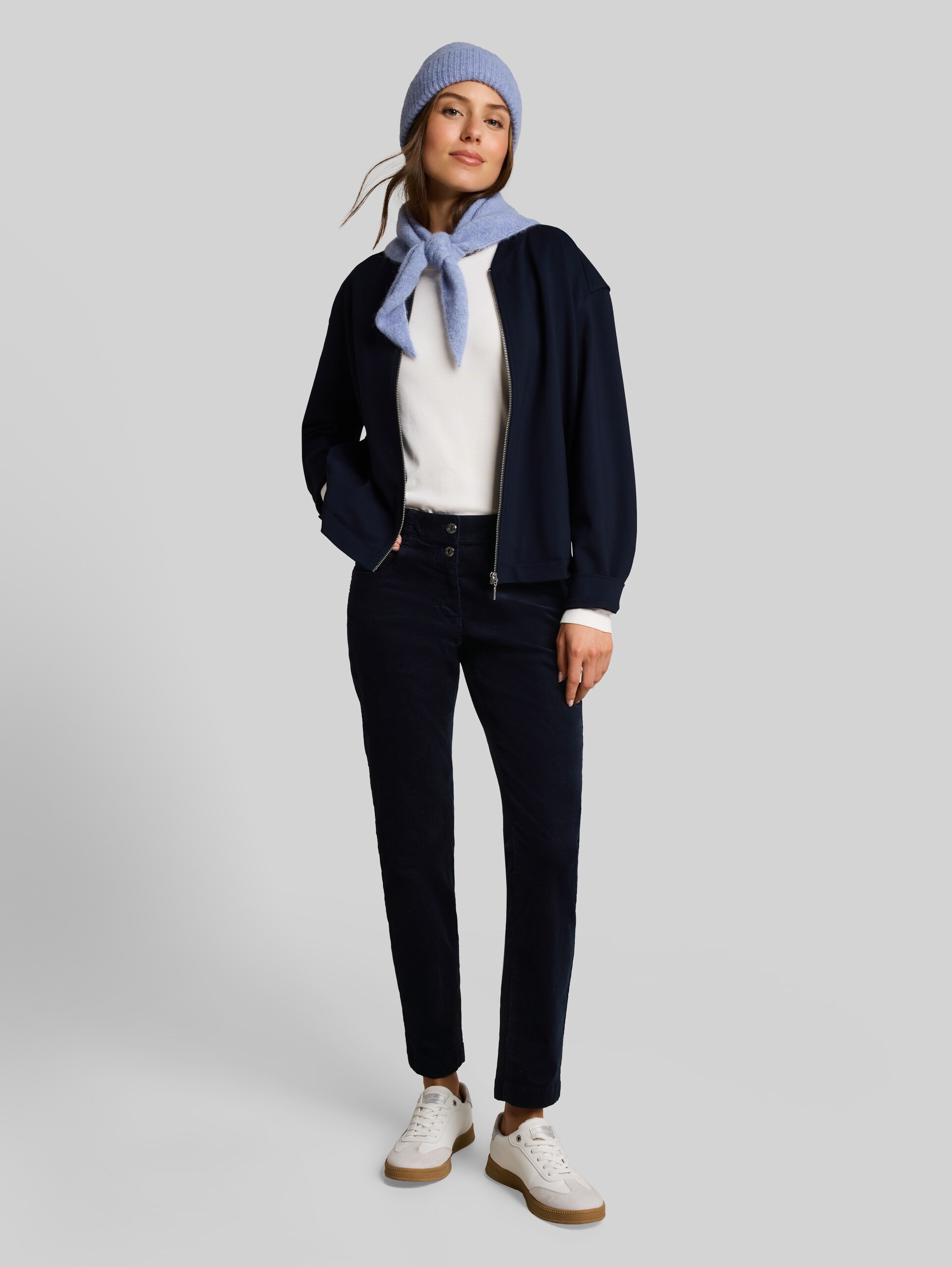 Tapered, relaxed corduroybroek - sky captain blue - Model vooraanzicht