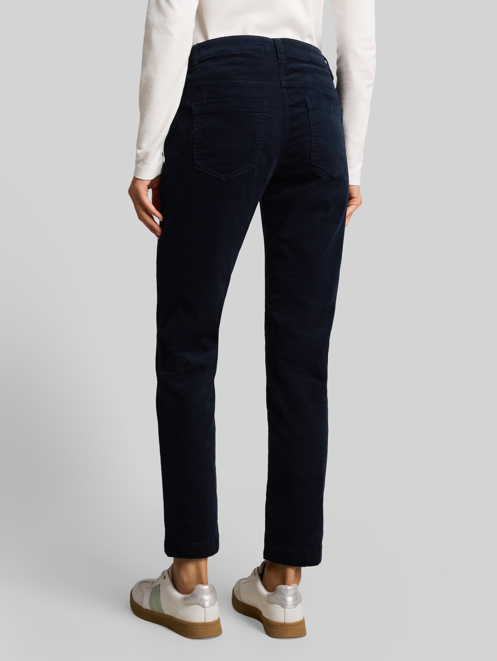 Tapered, relaxed corduroybroek - sky captain blue - Neklijn model-achteraanzicht