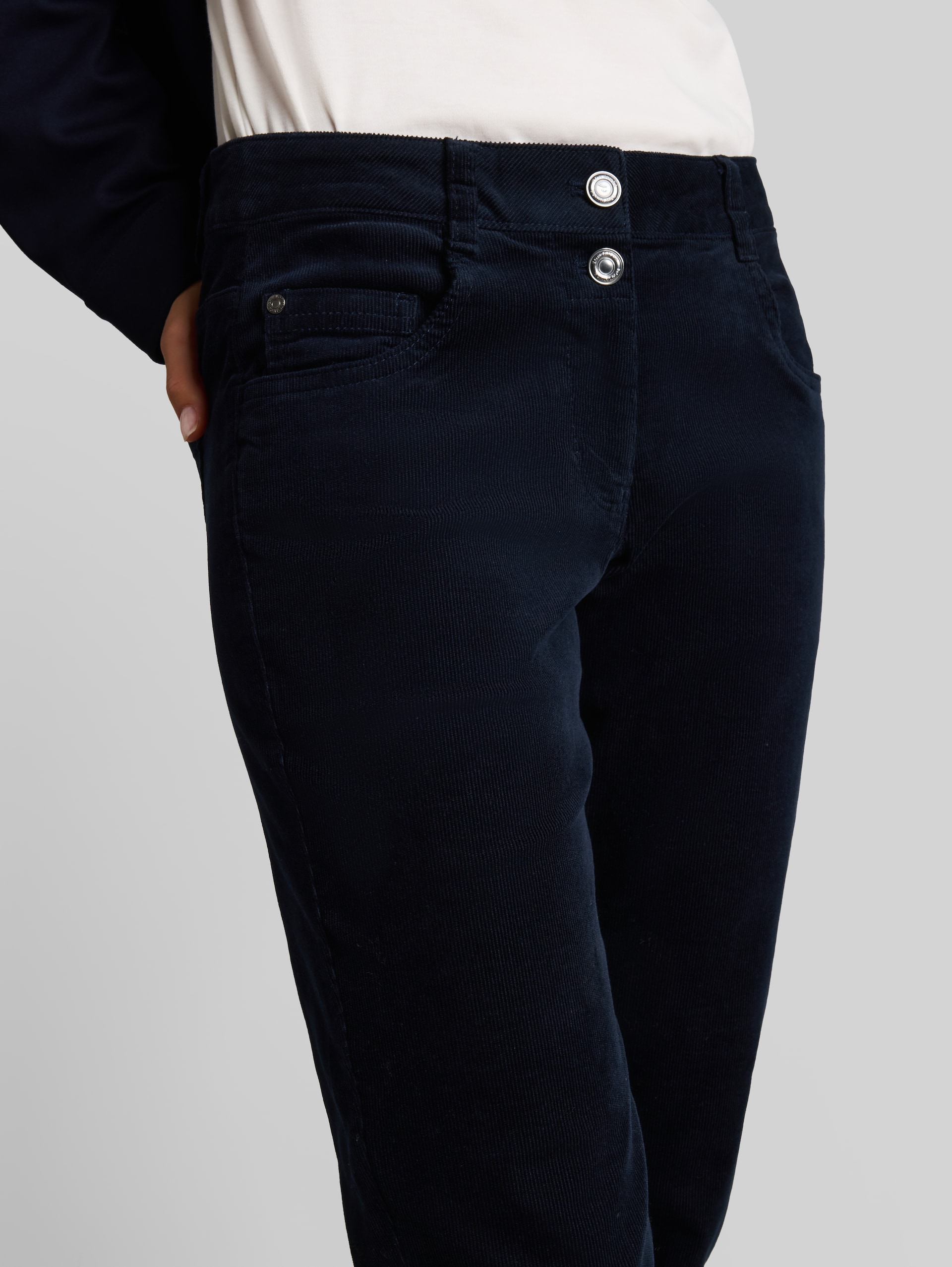 Tapered, relaxed corduroybroek - sky captain blue - Detailaanzicht model
