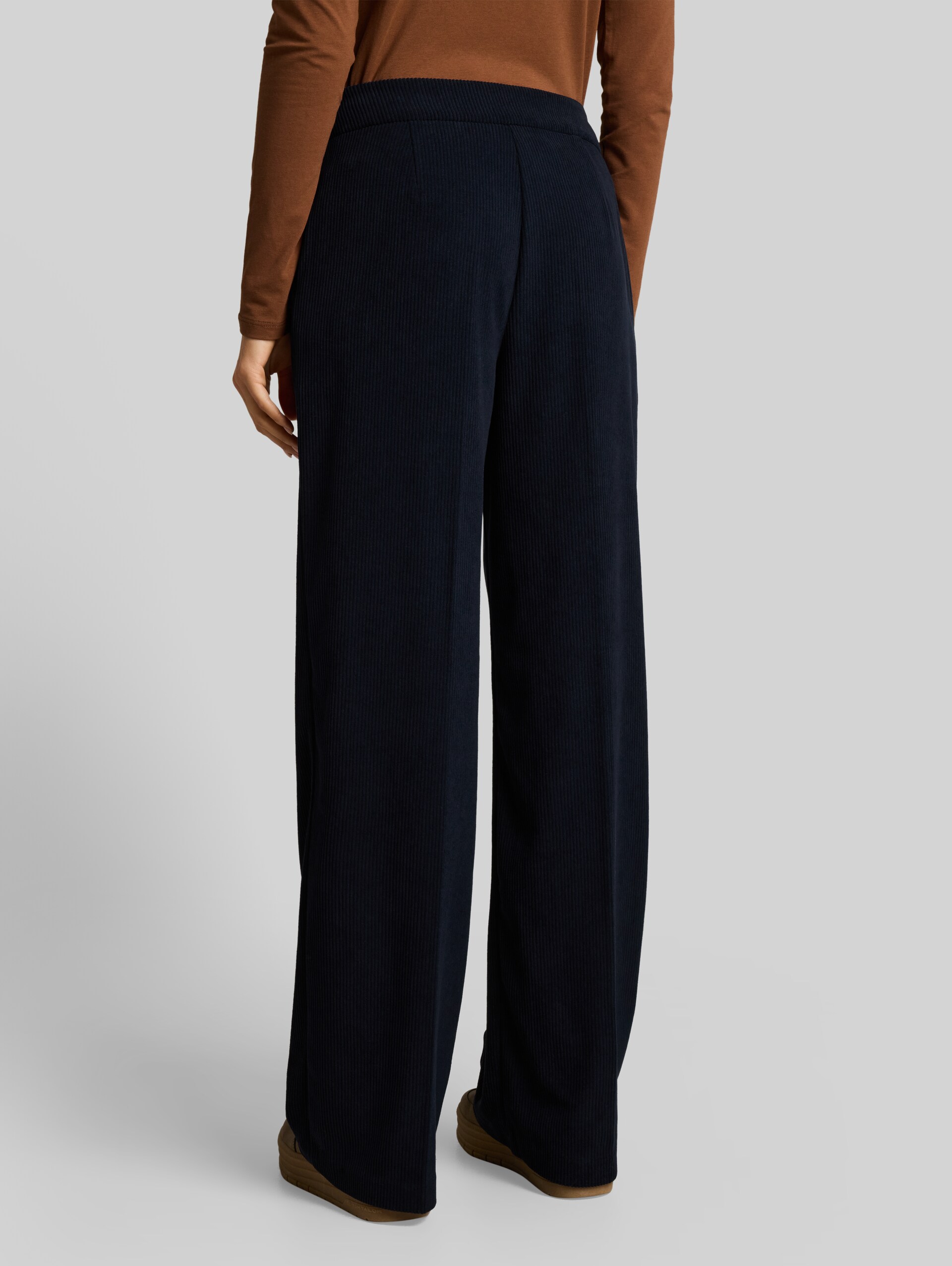 Cordbroek met wijde pijpen - sky captain blue - Neklijn model-achteraanzicht
