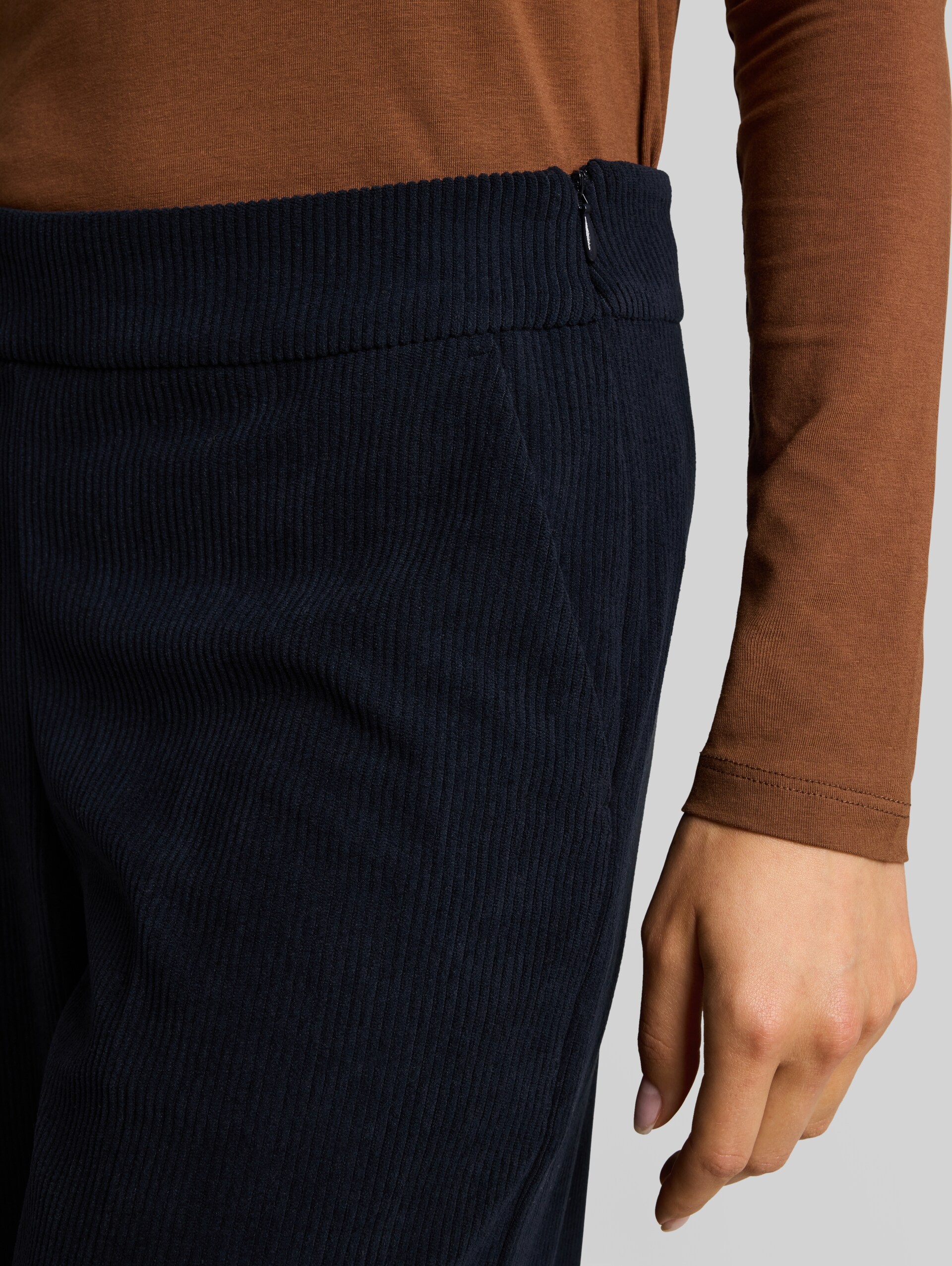 Cordbroek met wijde pijpen - sky captain blue - Detailaanzicht model