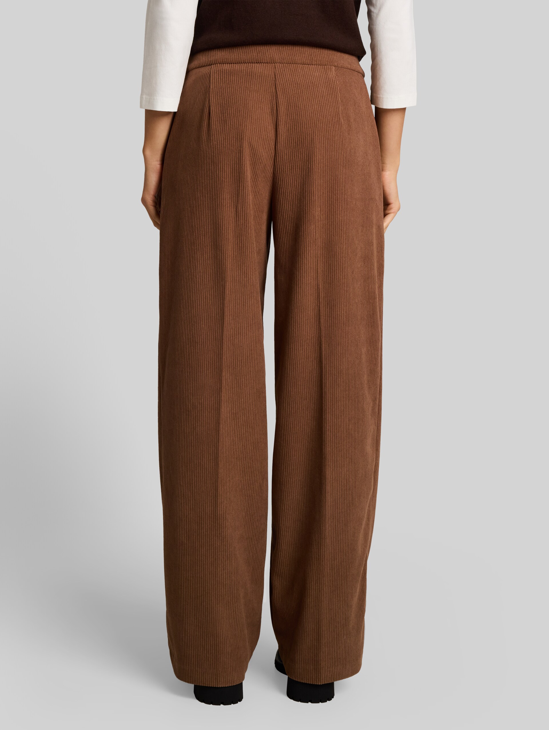 Cordbroek met wijde pijpen - camel - Neklijn model-achteraanzicht