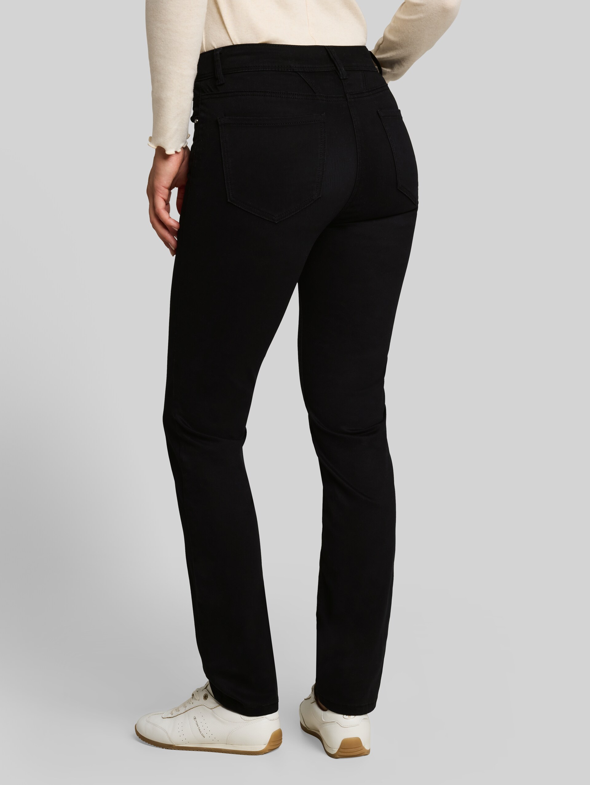 TTEDDA SLIM Hose - deep black - Auschnitt Model-Rückansicht