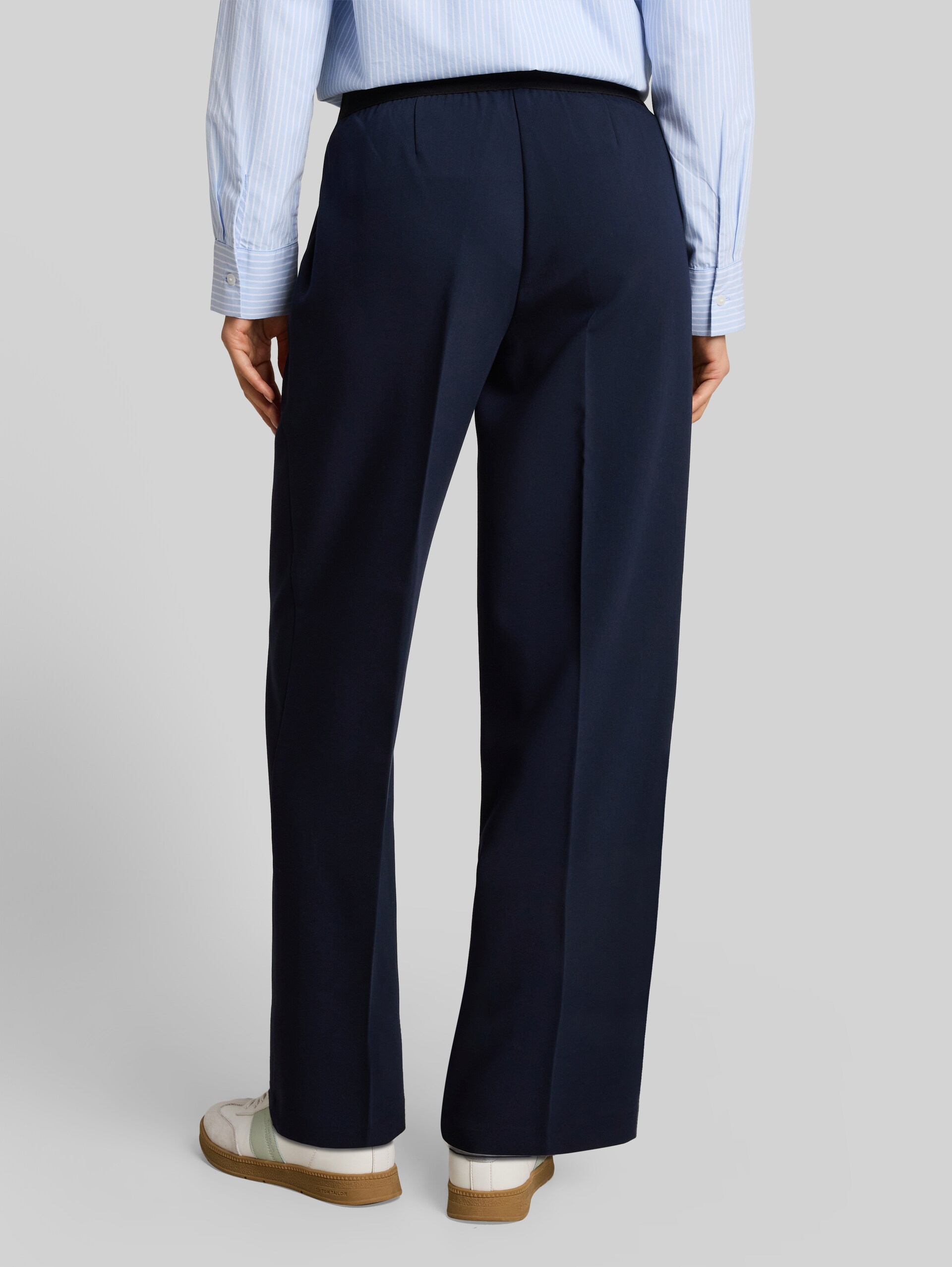 Straight Hose mit Bügelfalte - sky captain blue - Auschnitt Model-Rückansicht