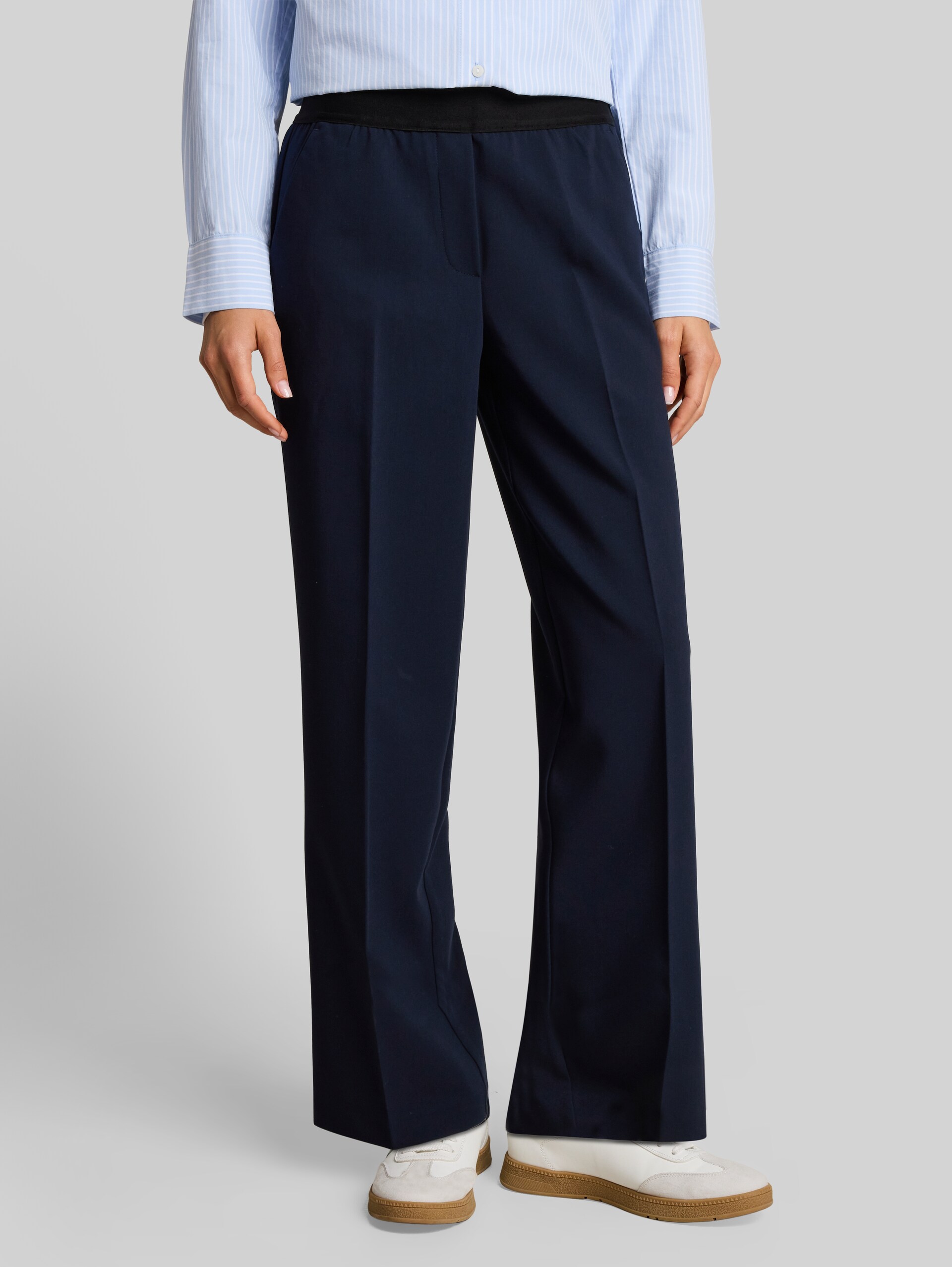 Straight Hose mit Bügelfalte - sky captain blue - Ausschnitt Model-Vorderansicht