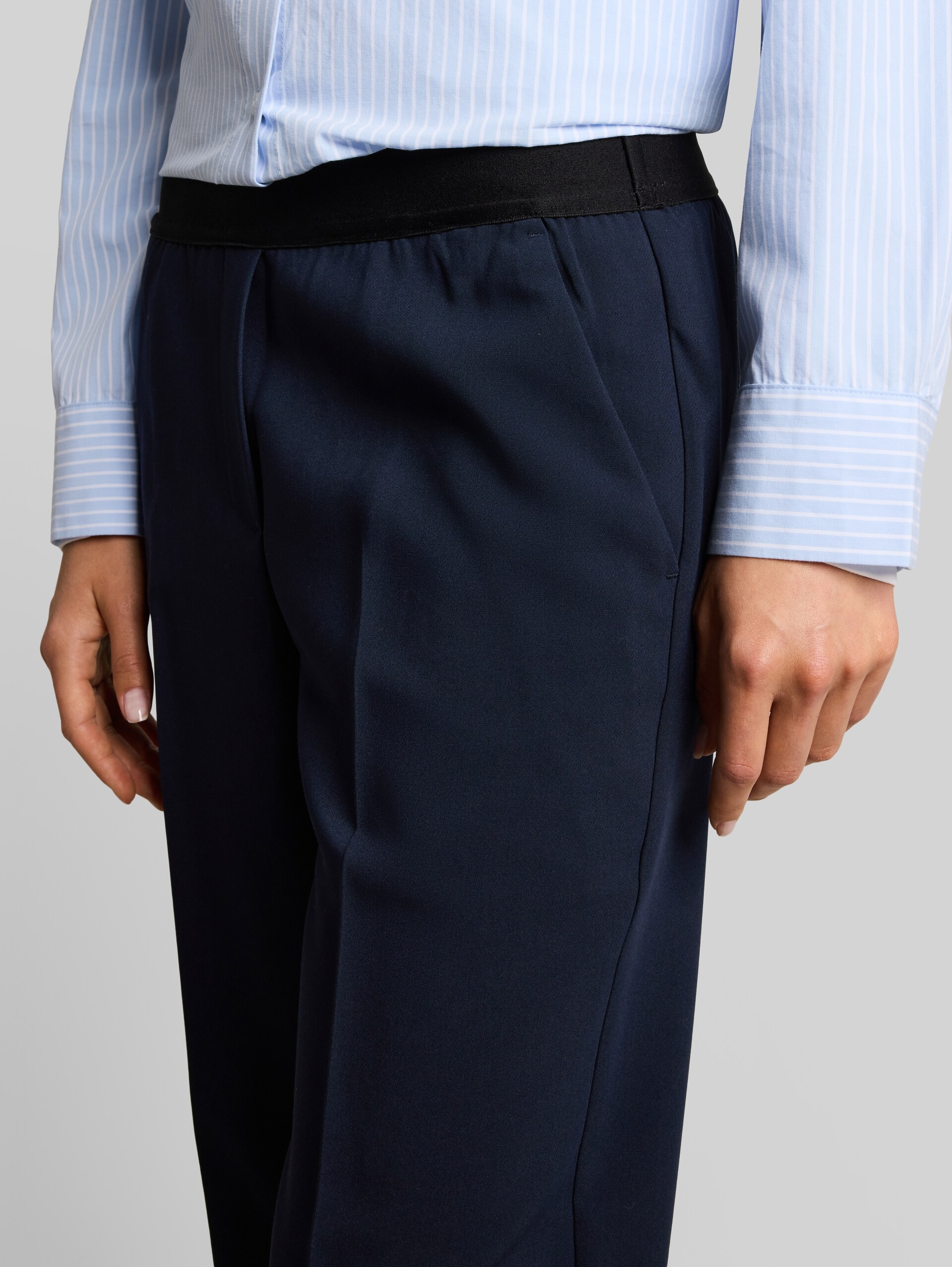 Straight Hose mit Bügelfalte - sky captain blue - Detail-Model-Ansicht