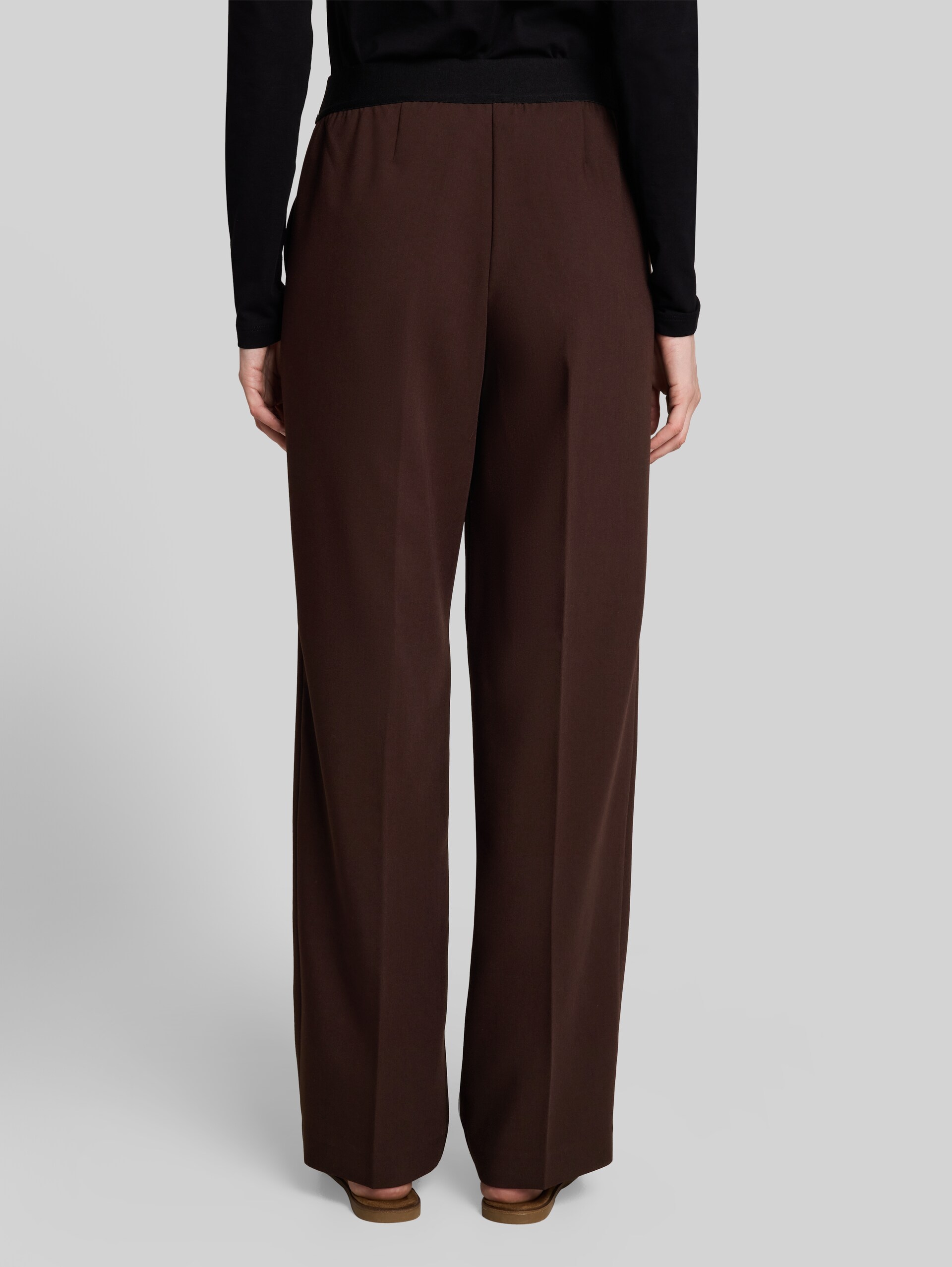 Straight Hose mit Bügelfalte - java dark brown - Auschnitt Model-Rückansicht