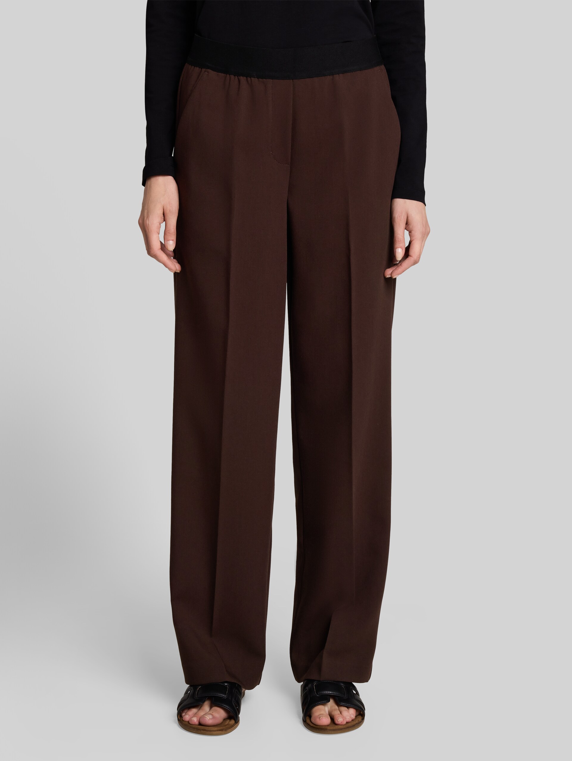 Straight Hose mit Bügelfalte - java dark brown - Ausschnitt Model-Vorderansicht