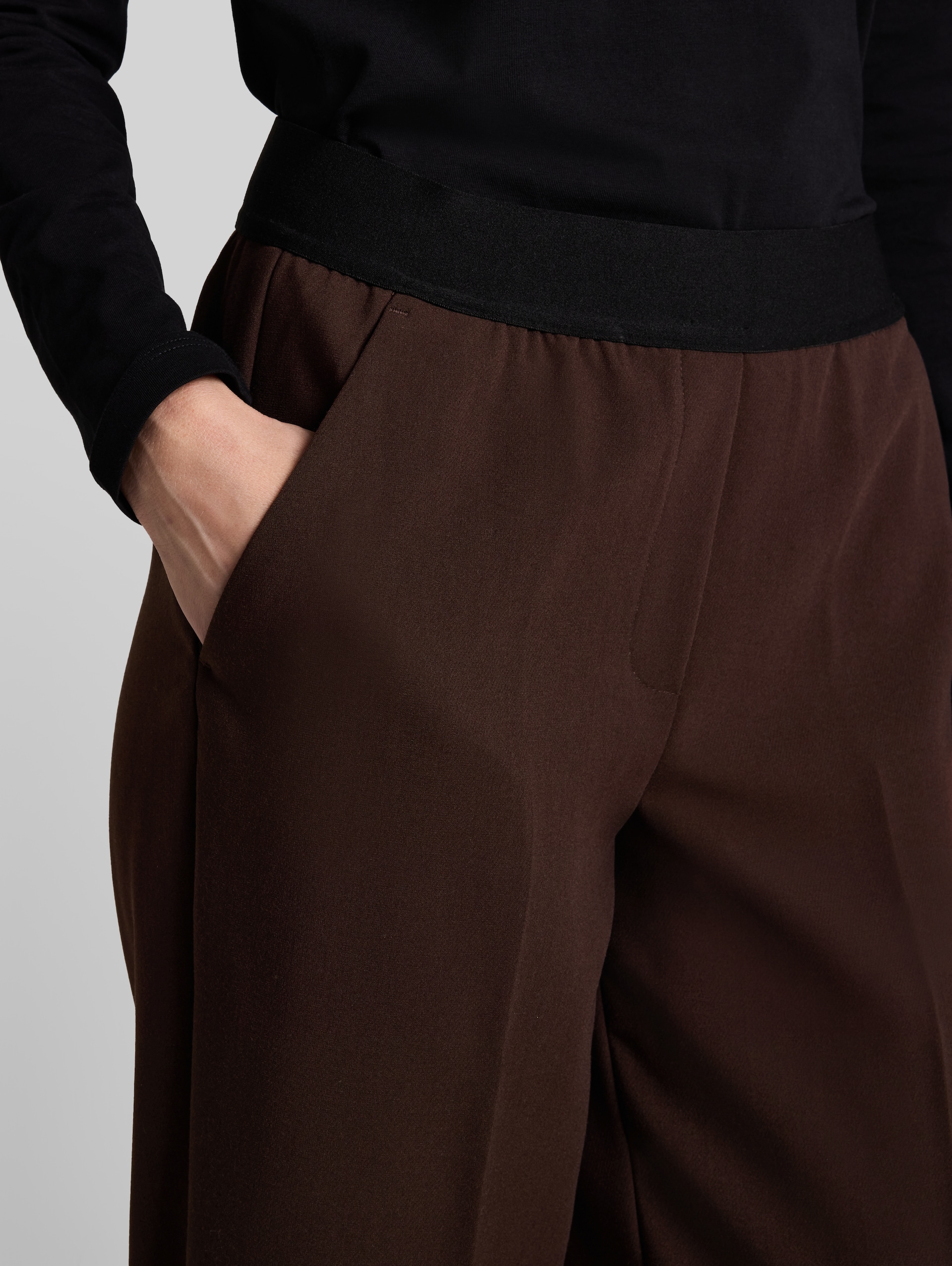 Straight Hose mit Bügelfalte - java dark brown - Detail-Model-Ansicht