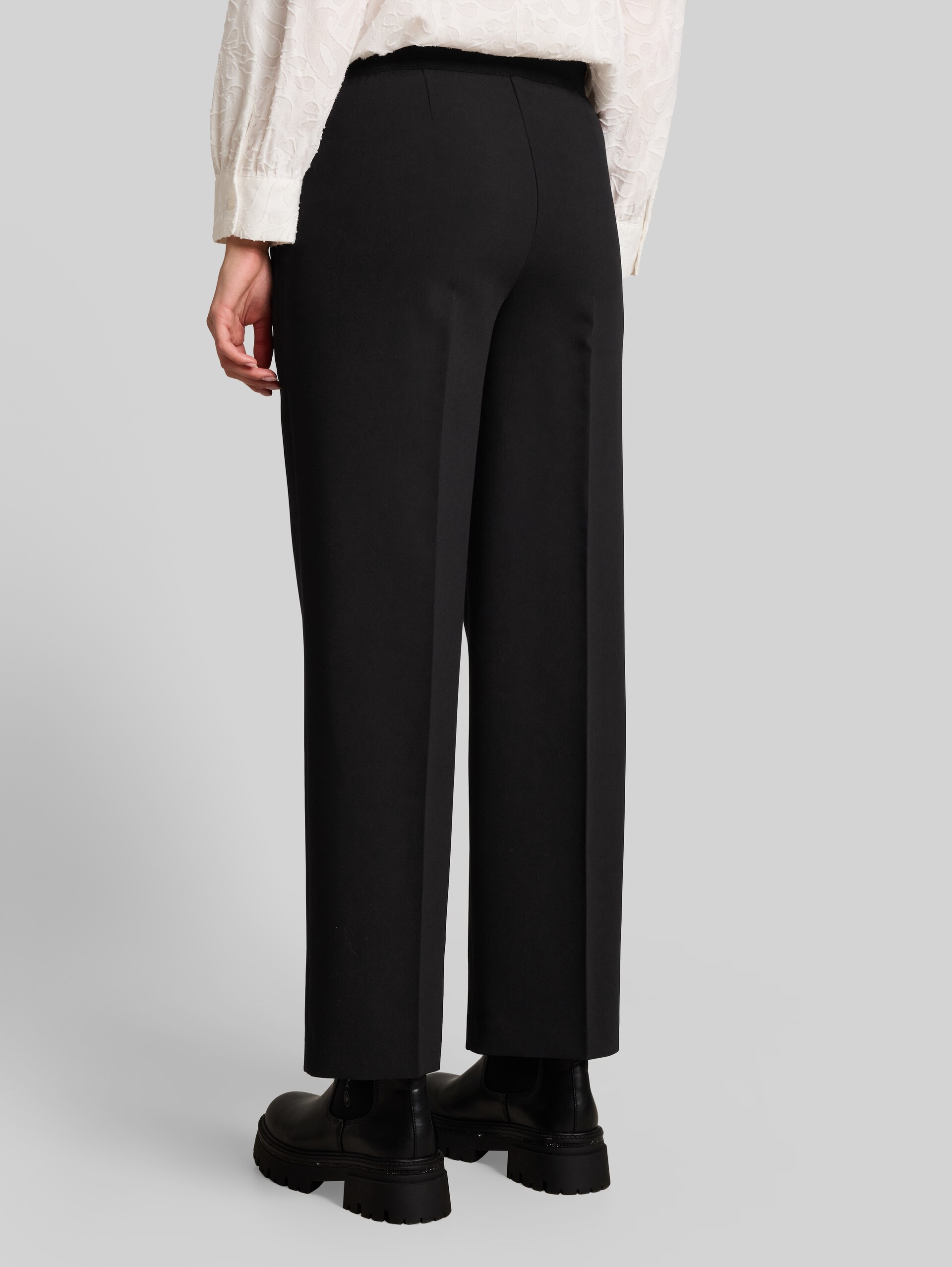 Straight Hose mit Bügelfalte - deep black - Auschnitt Model-Rückansicht