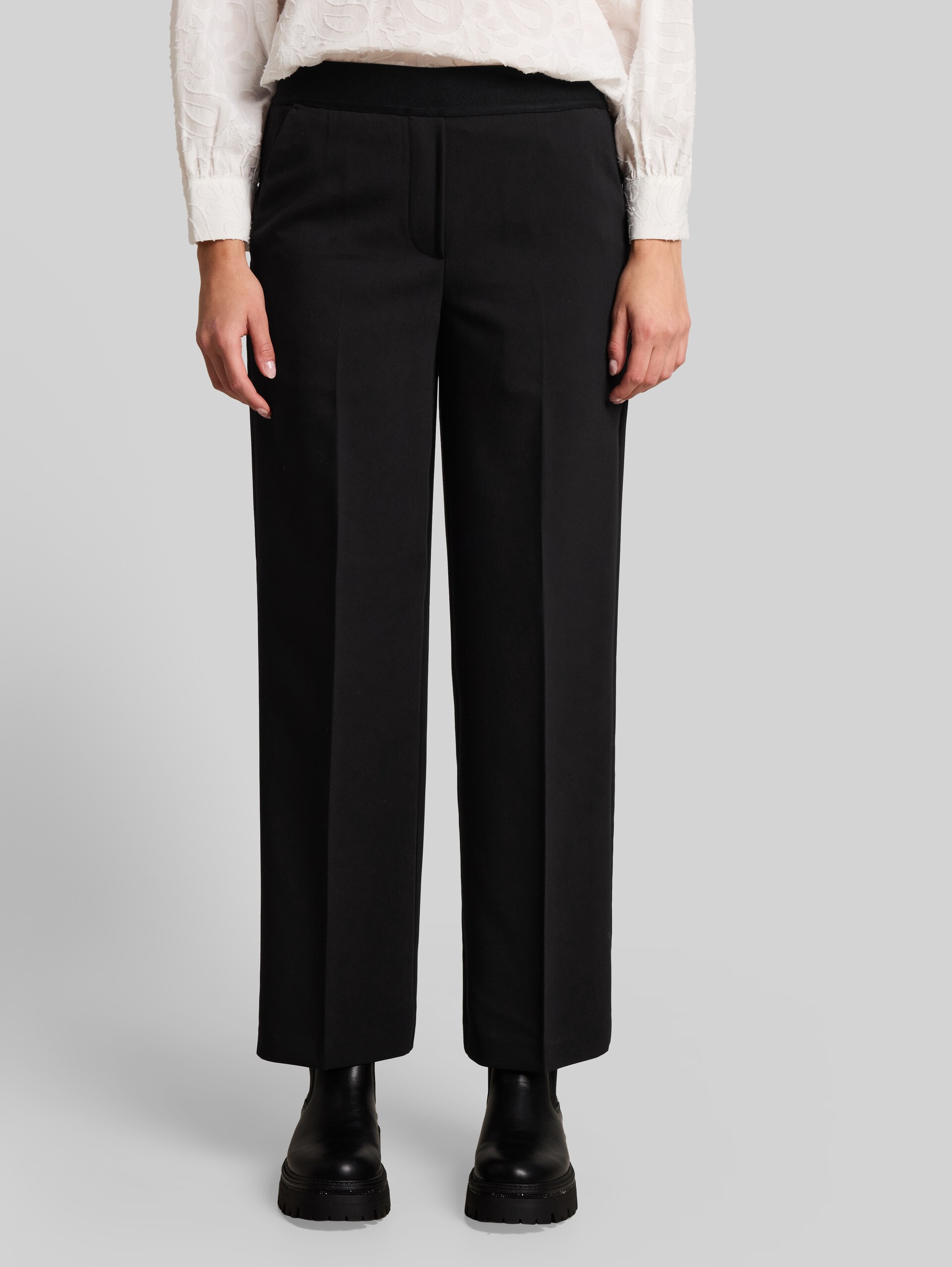 Straight Hose mit Bügelfalte - deep black - Ausschnitt Model-Vorderansicht