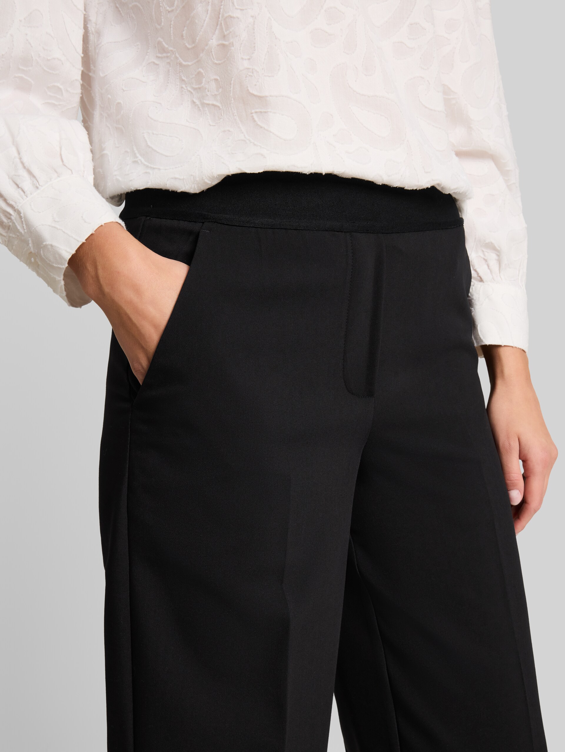Straight Hose mit Bügelfalte - deep black - Detail-Model-Ansicht