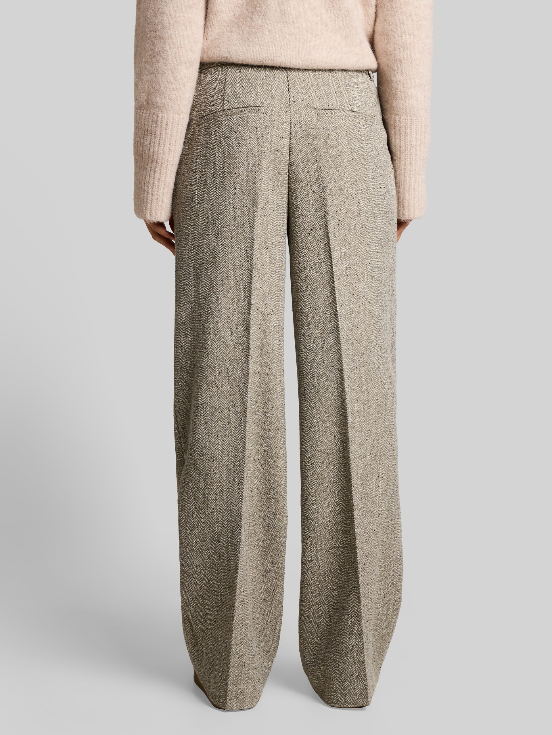 Wide Leg Hose mit Fischgrätmuster - gravel beige herringbone - Auschnitt Model-Rückansicht