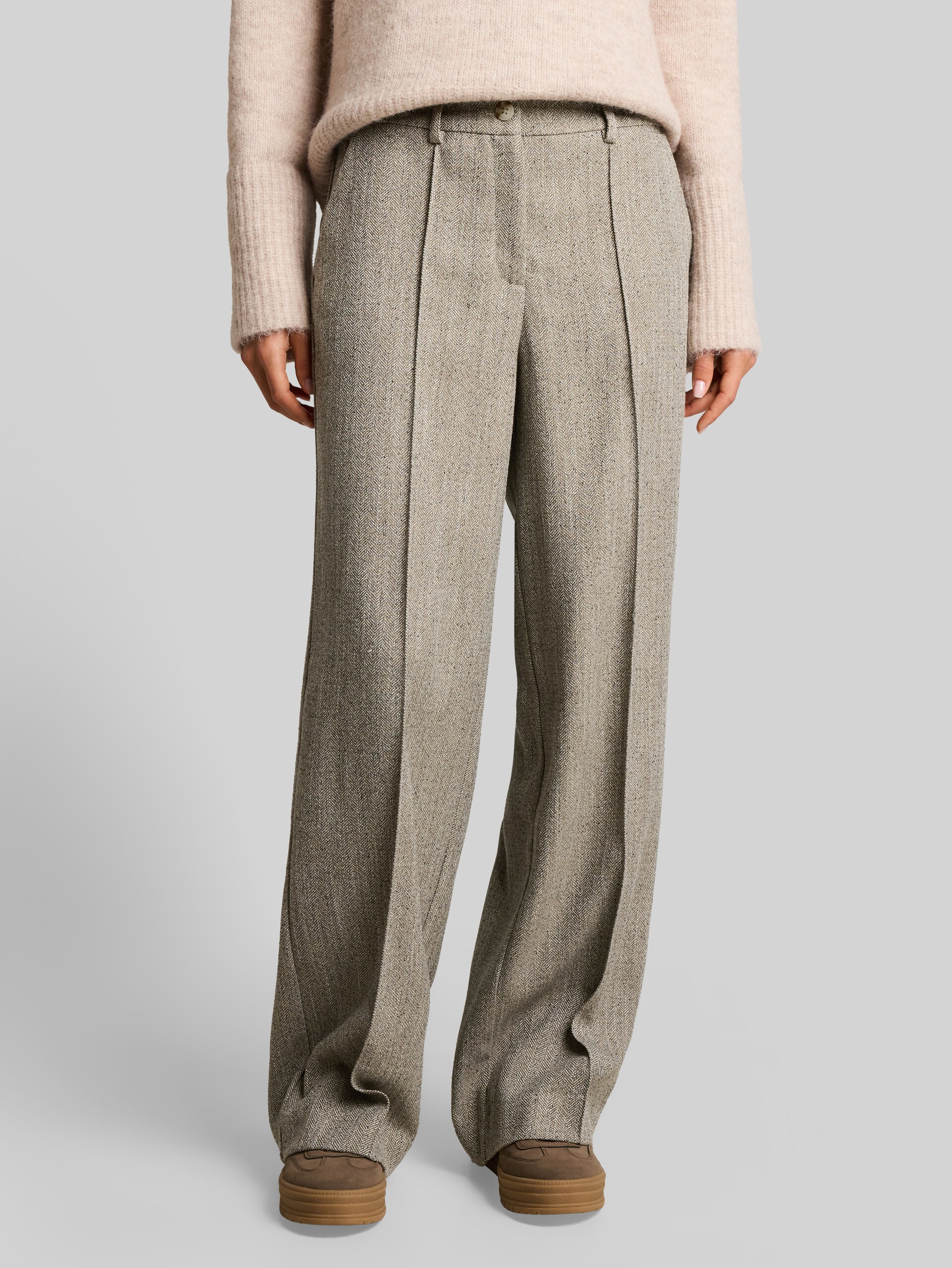 Wide Leg Hose mit Fischgrätmuster - gravel beige herringbone - Ausschnitt Model-Vorderansicht